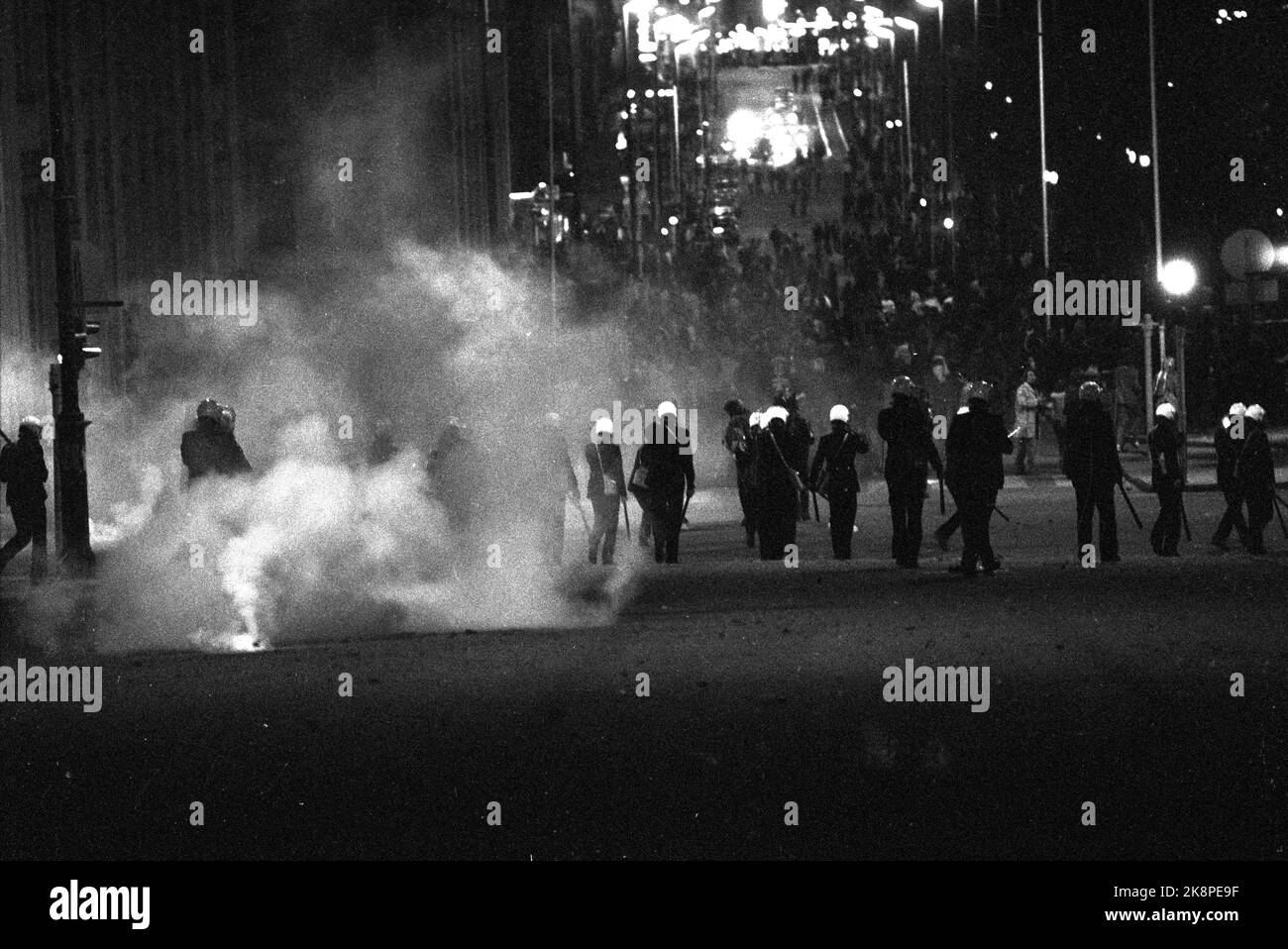 Oslo 19800501 Krawalle in der Innenstadt von Oslo Nacht bis 1.. Mai. Die Polizei nutzte Tränengas gegen die Jugendbanden während der Unruhen. Foto Erik Thorberg / NTB / NTB Stockfoto