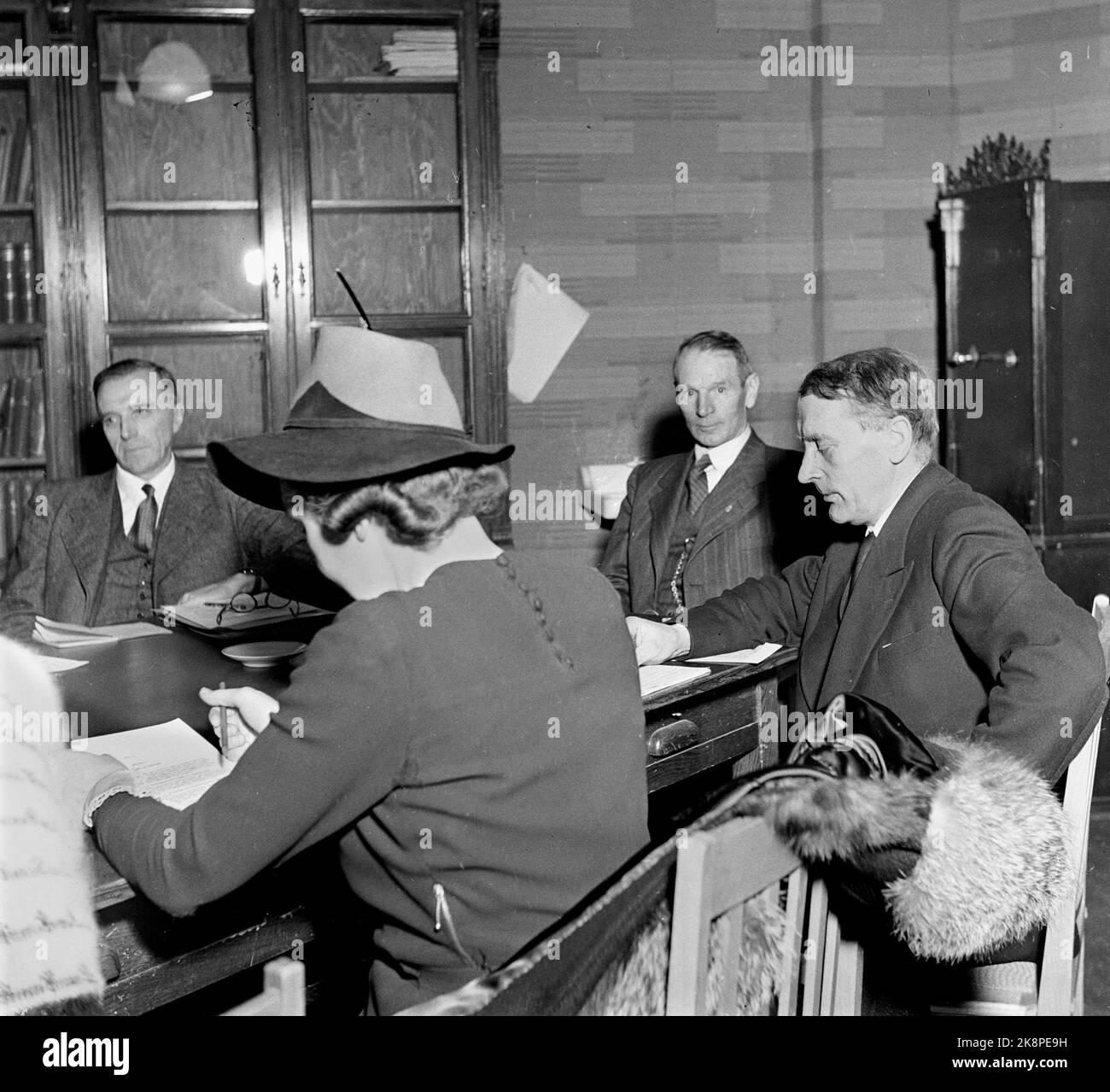 Oslo Dezember 1945. Pressekonferenz mit Kaare Fostervoll. Er war Mitglied von Gerhardsens erster Versammlung und dann reiner Labour-Partei-Regierung, zuerst als Minister für Kirche und Bildung. (Journalistin (vielleicht) - mit Hut und Fell.) Foto: Johnsen / NTB Stockfoto