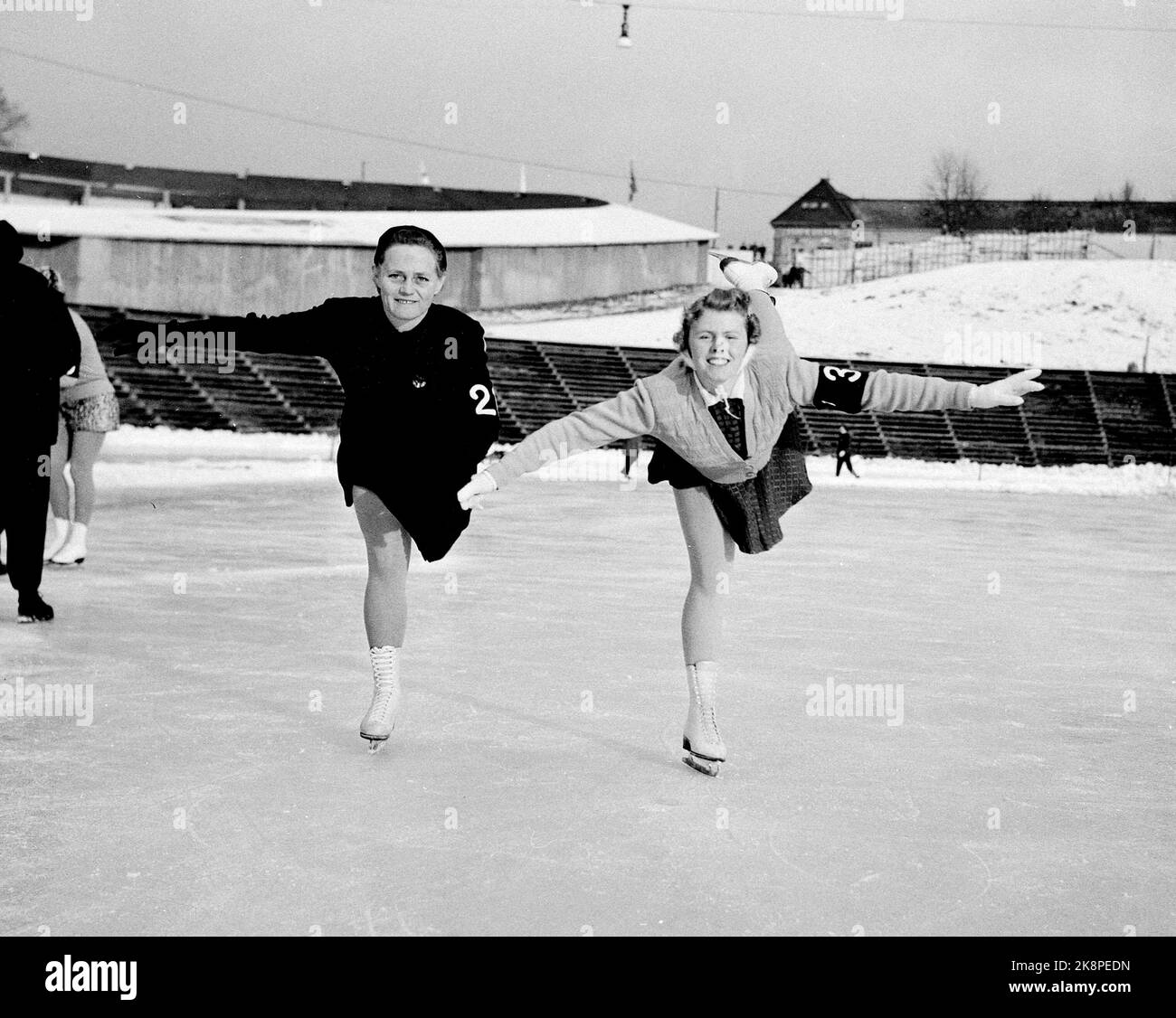 Oslo 19520216: Olympische Spiele, Eiskunstlauf, Frauen, Training. Die beiden norwegischen Teilnehmer von V: Ingeborg Nilsson und Bjørg Øien Lohner. Foto NTB / NTB Stockfoto