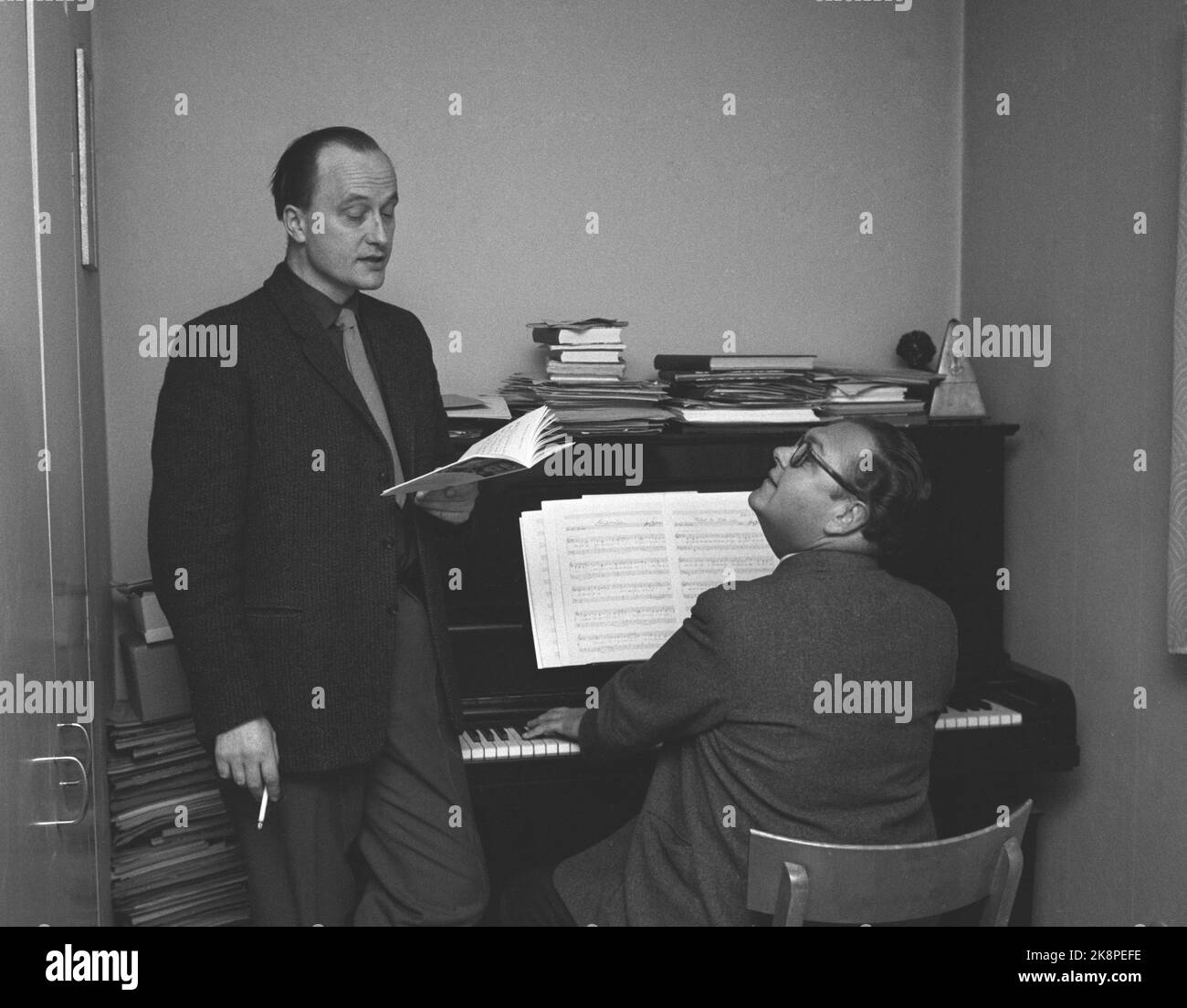 Oslo 18. November 1961. Andrè Bjerke (v.v.) und Kåre Siem veröffentlichen gemeinsam ein Visebook. Foto: Sverre A. Børretzen / Aktuell / NTB Stockfoto