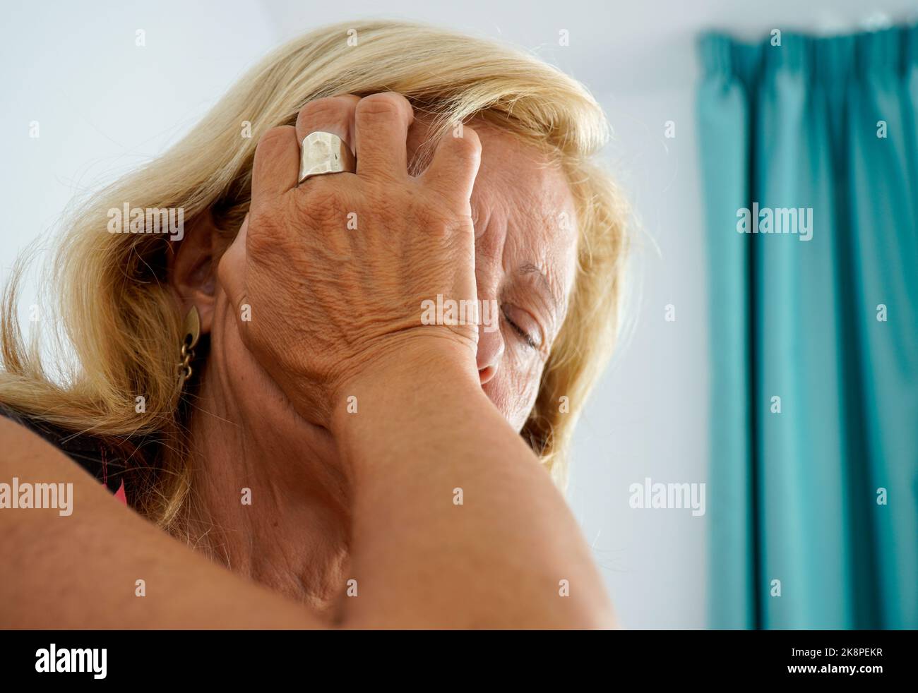 Einsame ältere Frau unglücklich und traurig mit ihren Händen im Gesicht. Psychologische und psychische Probleme. Psychische Gesundheit Stockfoto