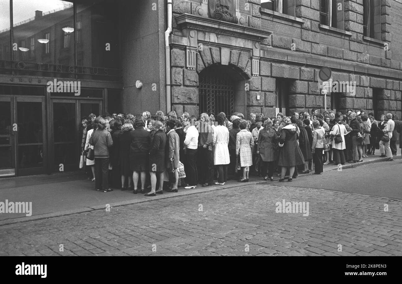 Oslo 19720926. Die Krankenschwestern streiken. In sechs Krankenhäusern im Raum Oslo und in Drammen streiken insgesamt 311 Krankenschwestern. In der Bilderschlange von Zuschauern auf dem Weg ins Arbeitsgericht, wo der Pfleerstreik behandelt werden soll. Foto: NTB / NTB Stockfoto