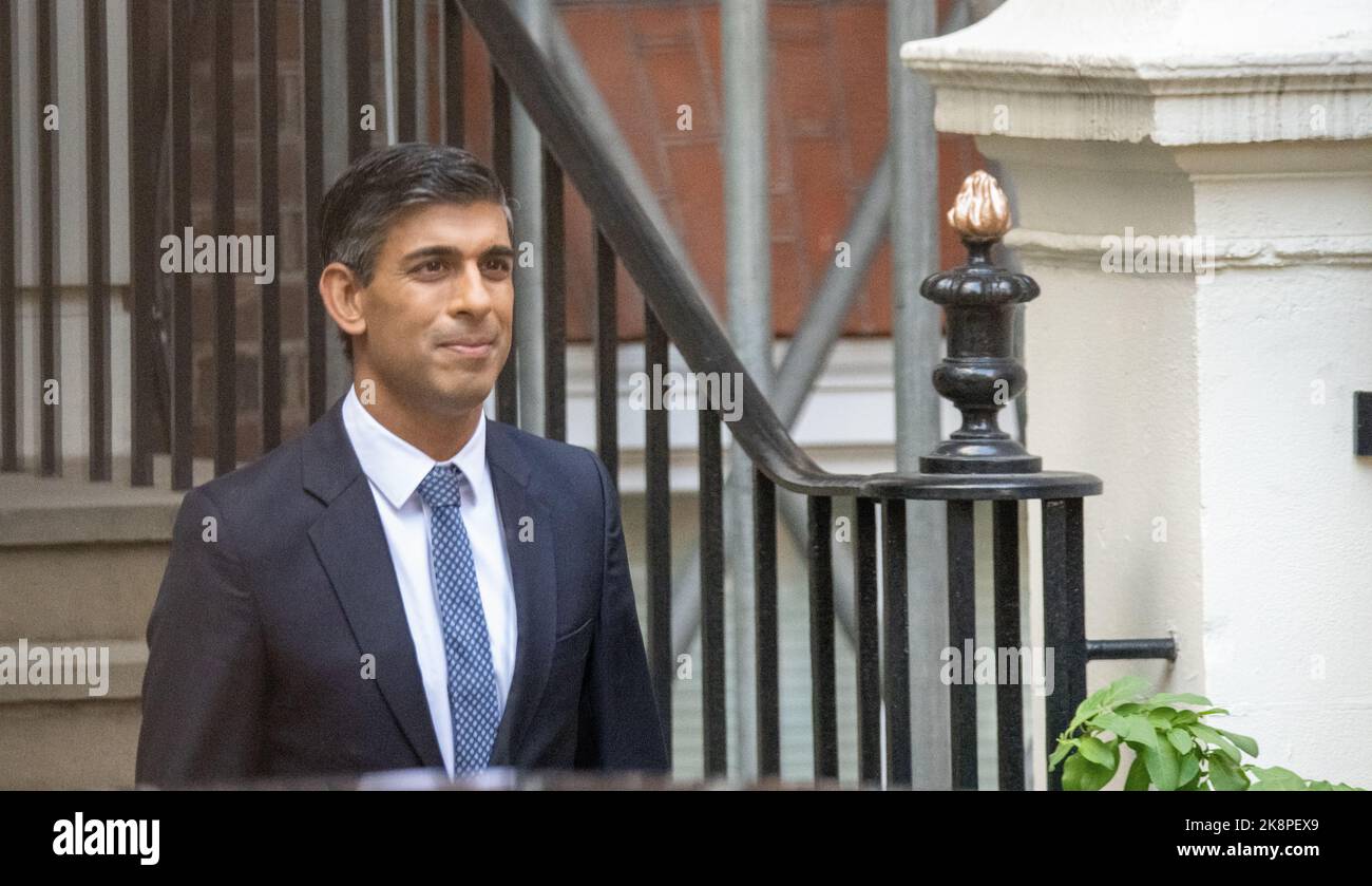 London, Großbritannien. 24. Oktober 2022. Rishi Sunak, neuer konservativer Parteivorsitzender, verlässt das konservative Parteihauptquartier London Großbritannien Kredit: Ian Davidson/Alamy Live News Stockfoto