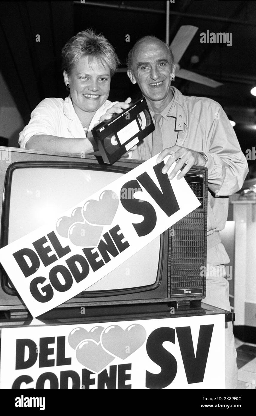 Oslo 25 July 1985 der SV geht dieses Jahr mit einem eigenen Wahlvideo in den Wahlkampf, das hier von Kristin Halvorsen und Finn Gustavsen präsentiert wird. Foto: Henrik Laurvik / NTB Stockfoto