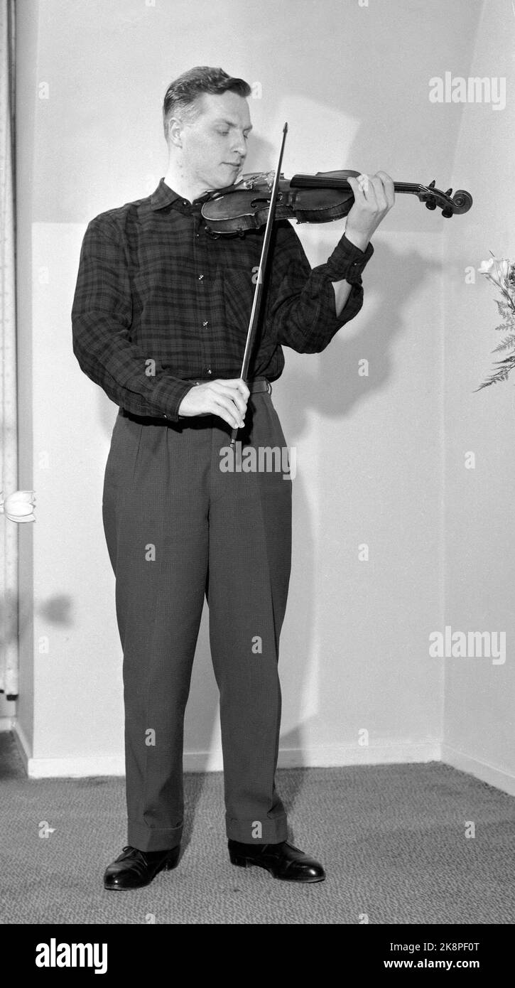 Oslo Januar 1959 die 22-jährige Geigerin Arve Tellefsen erntete Ovationen, und die Musikkriterinnen sprühten nach dem Debüt-Konzert in der Aula der Universität am 21. Januar mit Superlativen. Hier Tellefsen mit der Geige. Foto: Børretzen / Aktuell / NTB Stockfoto