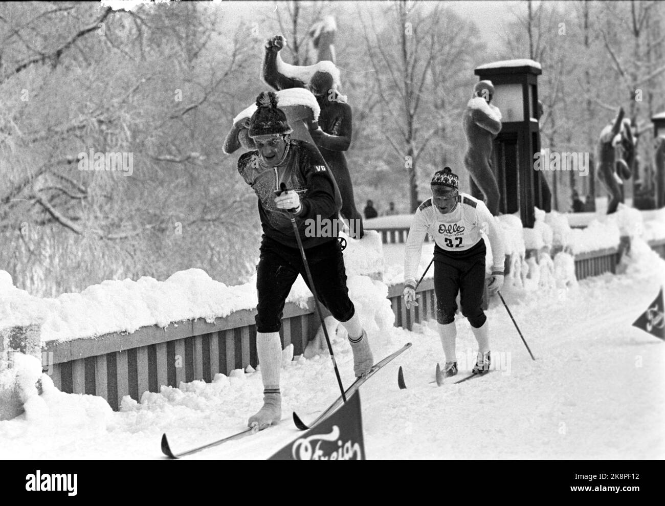 Oslo 19680107 Skifahren, Langlaufen. Das traditionelle Monolith-Rennen im Frogner Park wurde zu einem Triumph für die norwegischen Farben. Gjermund Eggen (das Bild nahm 2. Platz, während Tyldum gewann und Grønningen wurde auf Platz 3. Hier Eggen im Einsatz über die Brücke in der Vigeland-Anlage. Bei unbekanntem Land geht die Kante ohne Startnummer. Foto: NTB / NTB Stockfoto