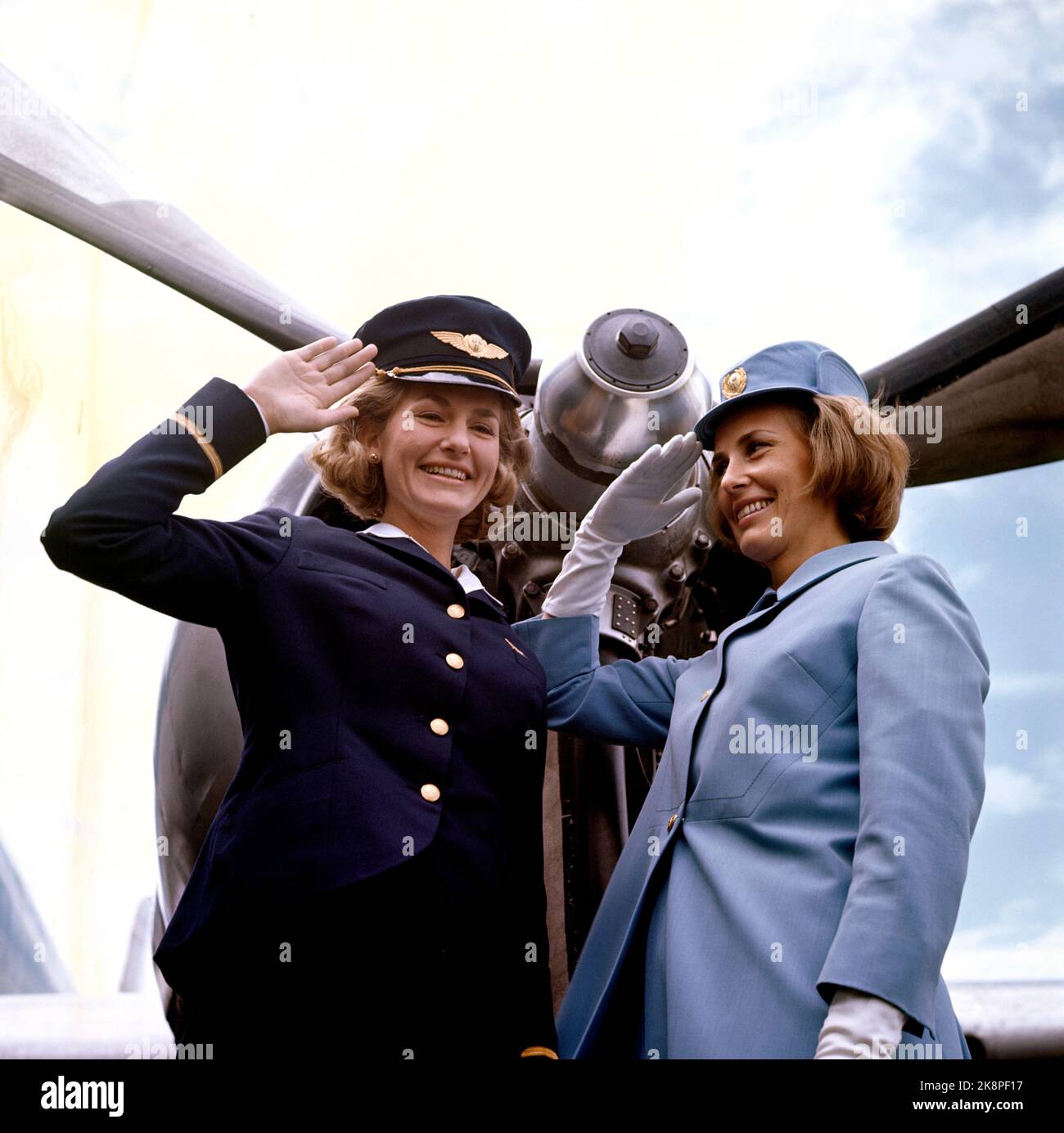 19690420. Norwegens erste Pilotin Turi Widerøe (v.v.) zusammen mit Kari Widerøe. Foto: Henrik Laurvik / NTB Stockfoto