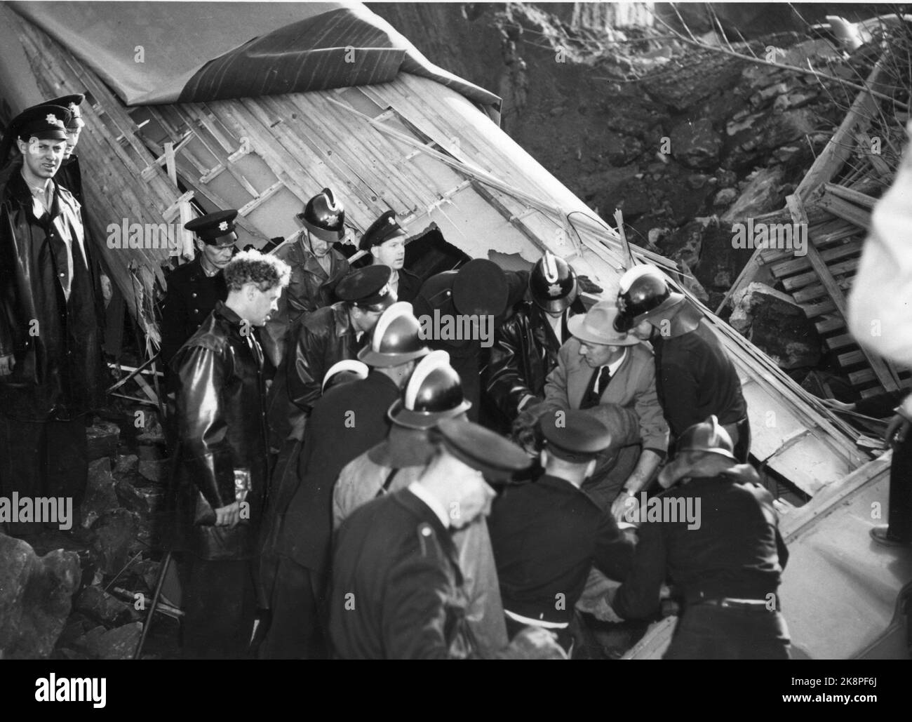 Oslo 1953-10-07 der Unfall in Bekkelaget, bei dem fünf Menschen ums Leben kamen. Hier werden Überlebende aus dem Bus gerettet. Vier der fünf Verstorbenen waren im Bus. Foto: Jan Stage / NTB Archive / NTB Stockfoto