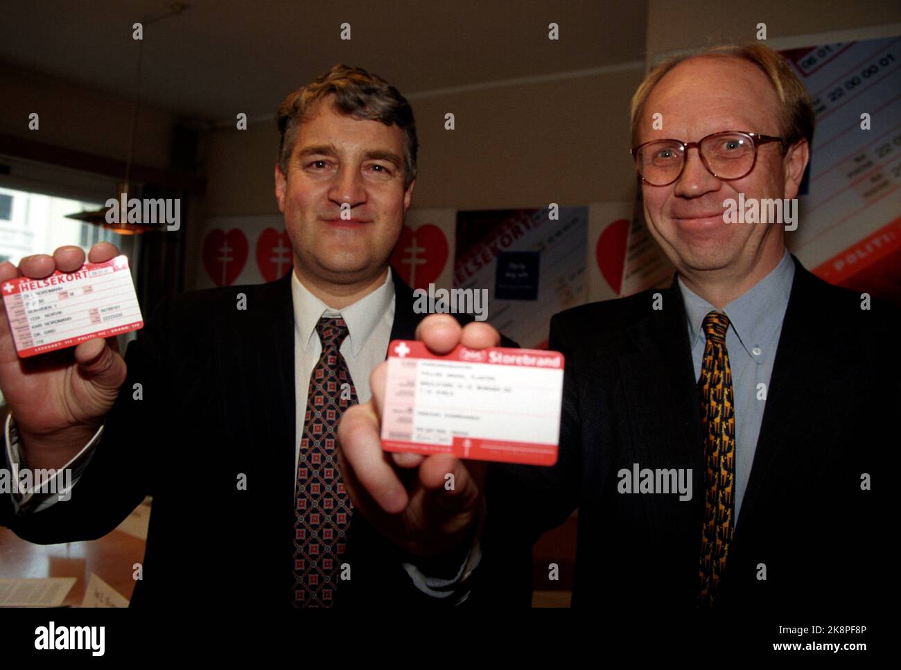 Oslo 4. Februar 1997. Knut Norheim Kjær (Th), Storebrand, bringt zusammen mit Professor Jan L. Svennevig die neue Gesundheitskarte auf den Markt, die alle wichtigen medizinischen Informationen über den Besitzer enthält. Foto; Cornelius Poppe / NTB Stockfoto