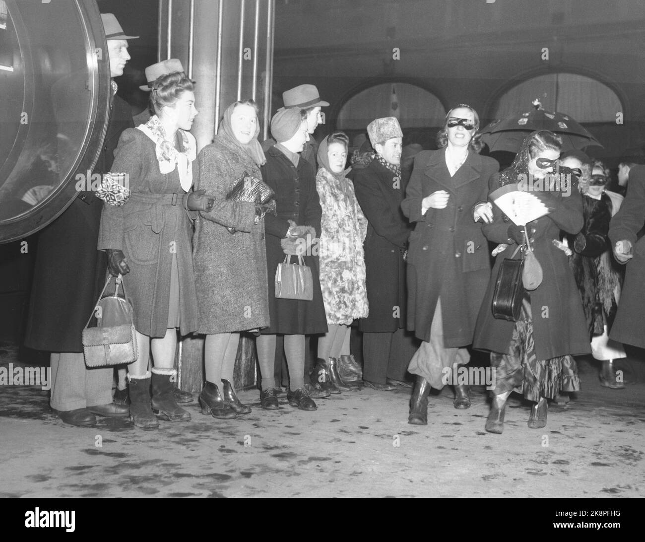 Oslo. Das Regenbogenrestaurant. Karnevalnacht im Zeichen von Schüssen. Die Schriftstellervereinigung veranstaltet den Shooting Year Karneval in Oslo für Einkommen für alte, unproduktive Schriftsteller und Witwen von Schreibern. Hier stimmen Teilnehmer, die von einem neugierigen Publikum bewundert werden. Foto: NTB Stockfoto