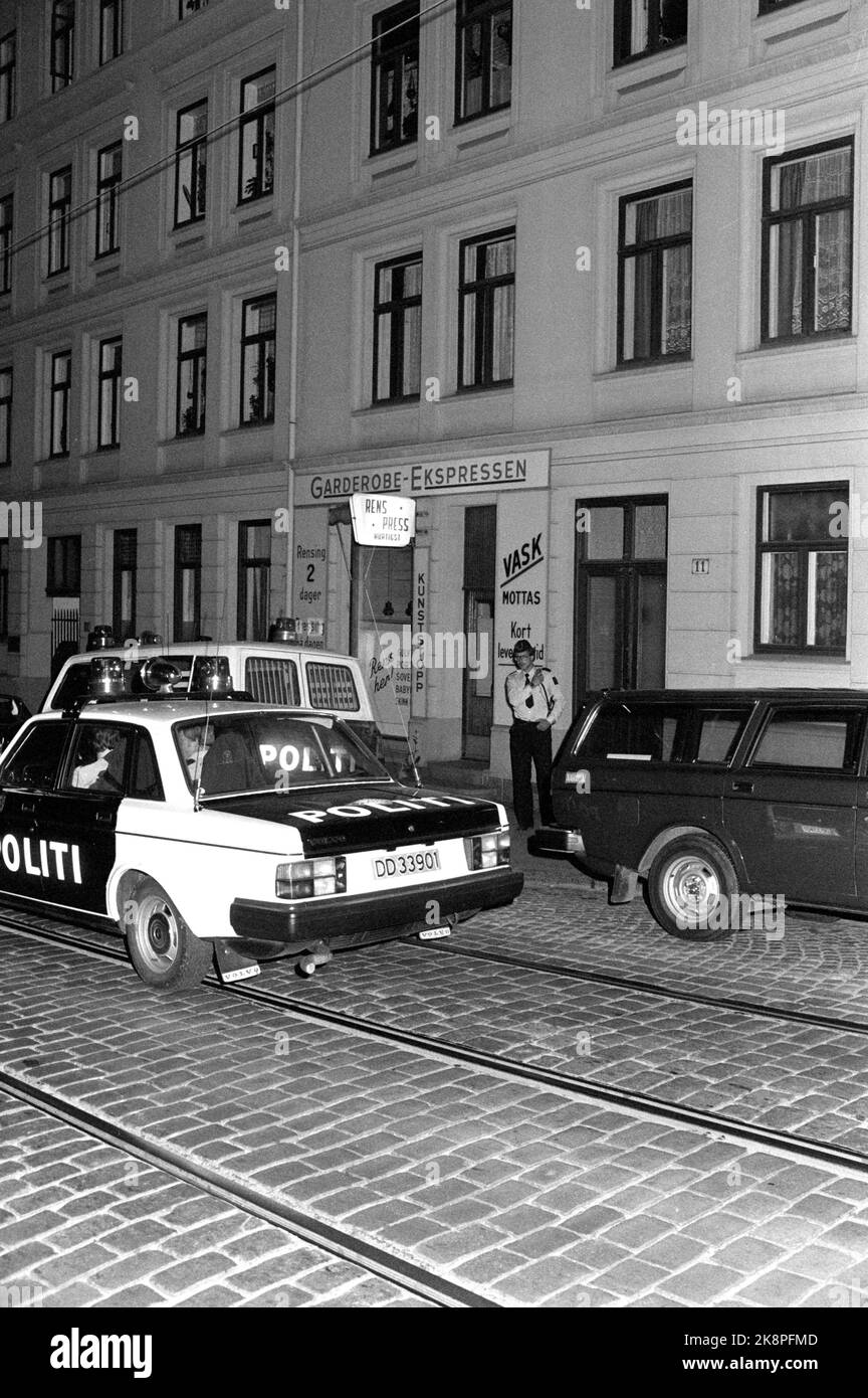 Oslo, 17. September 1981. Mordfall in Theresesgate bei Bislett in Oslo. Eine 79-jährige Frau wurde getötet. Polizeibeamter und Polizeiautos vor dem Stadthof. Foto: NTB / NTB Stockfoto