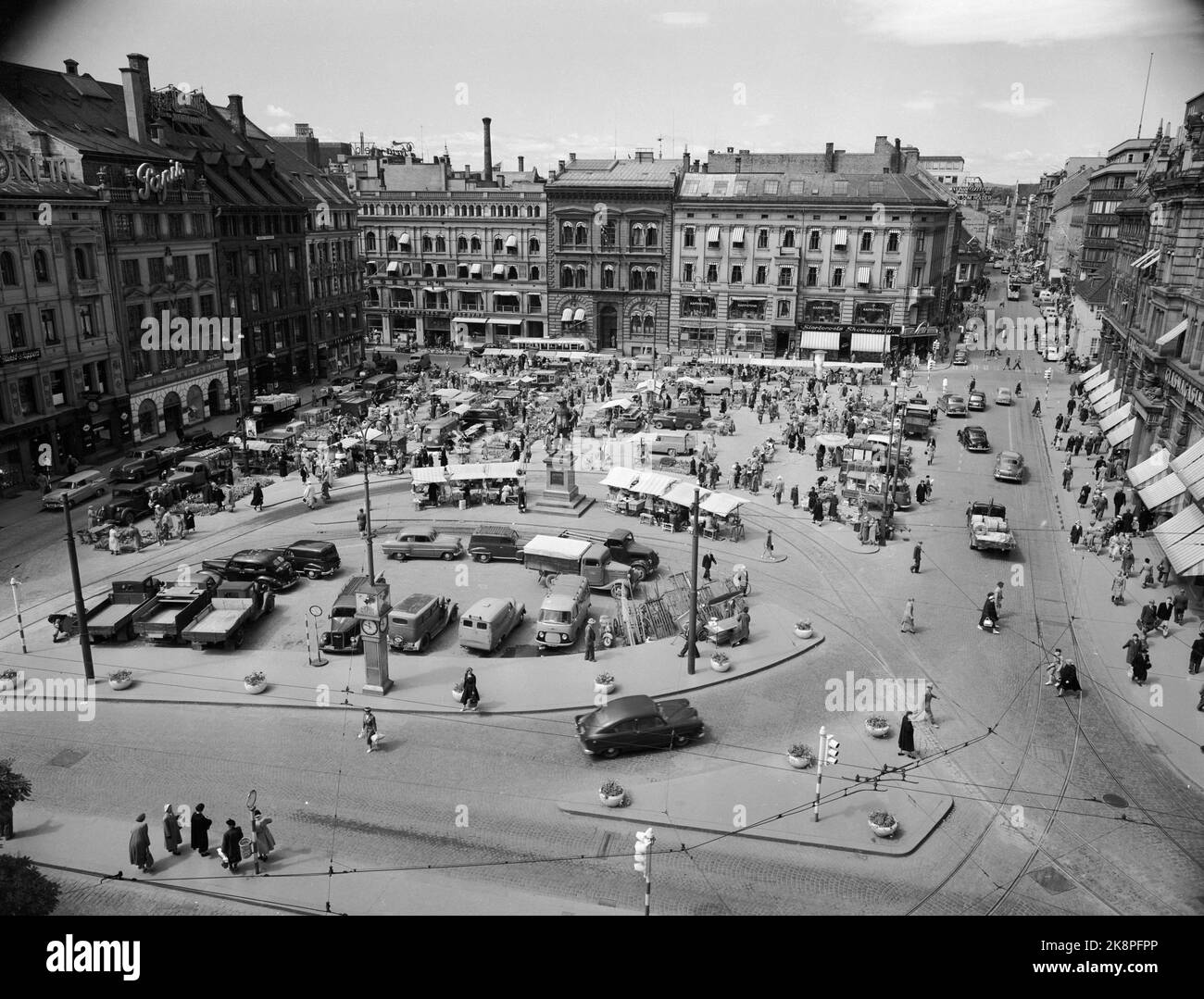 Oslo im Sommer 1955 Stortorget in Oslo an einem schönen Sommertag. Übersichtsbild aus dem Turm der Kathedrale, der Blumenverkäufe von den Ständen, Verkehr, Autos, einen Trolleybus auf dem Weg nach Kongensgate im Hintergrund zeigt. Kristian Viertel auf dem Regal in der Mitte des Platzes. Foto: Picture Center / NTB Oslo Sommer 1955. Marktplatz Stortorget in Oslo an einem schönen Sommertag. BirdsEye-Foto aus dem Spire der Kathedrale in Oslo. Statue von Christian IV. König von Dänemark-Norwegen in der Mitte des Marktplatzes. Foto: The Picture Center/ NTB Stockfoto