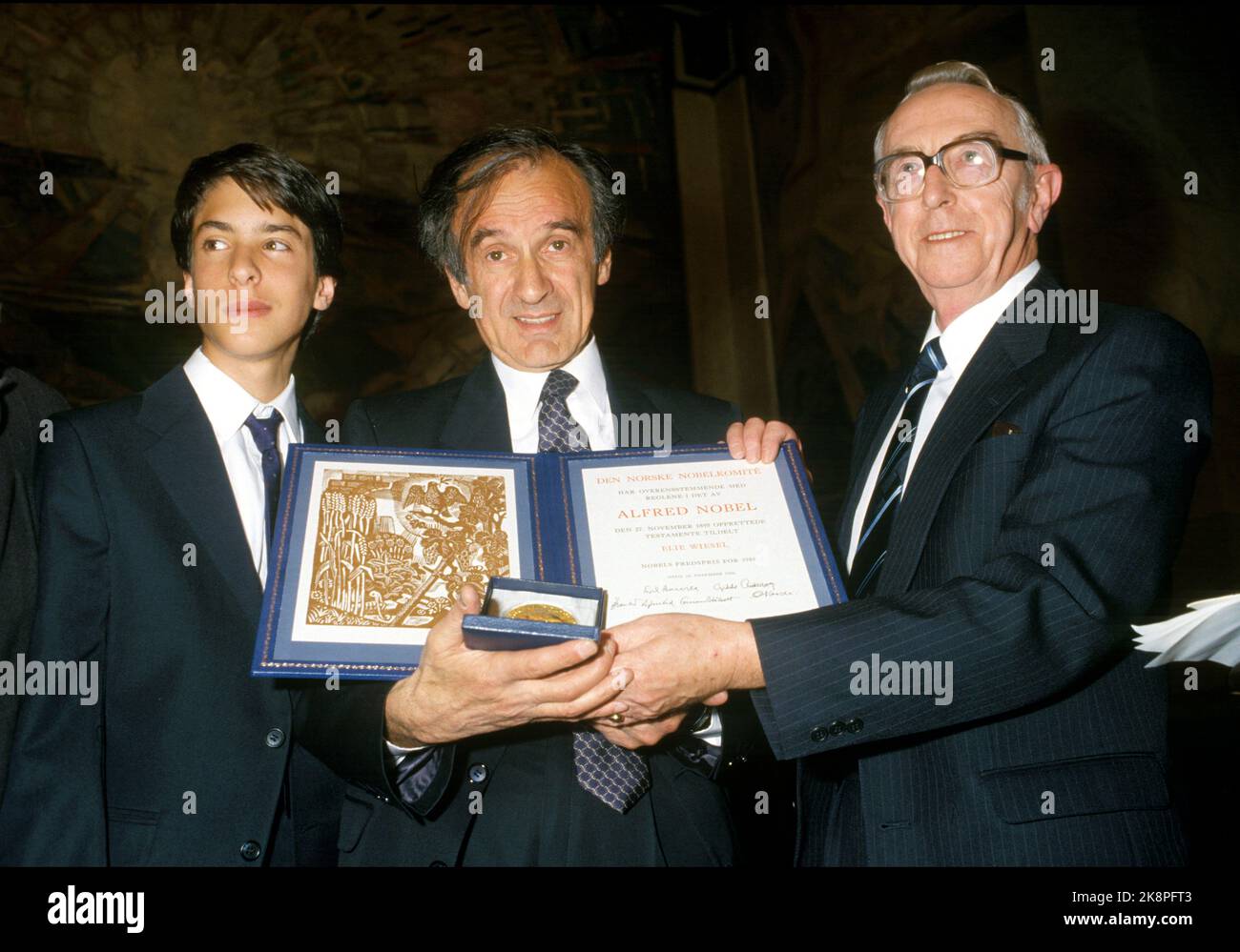 Oslo 1986-12-10: Friedensnobelpreis 1986 an Elie Wiesel. Wiesel erhielt den Preis im Rahmen einer Zeremonie im Auditorium der Universität des Vorsitzenden des Nobelkomitees Egil Aarvik (Th). Sohn des TV-Preisträgers Elisha. Foto: Inge Gjellesvik Stockfoto