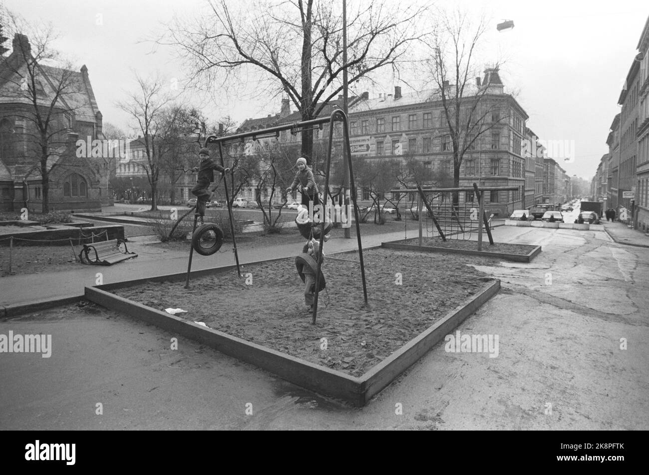 Oslo am 27. November 1975. Kinder spielen in den Oslogates, hier von Markveien hinter der Paulskirche. Grünerløkka. Denken Sie Daran. Schwellen. Sandkasten. Foto: NTB / NTB Stockfoto