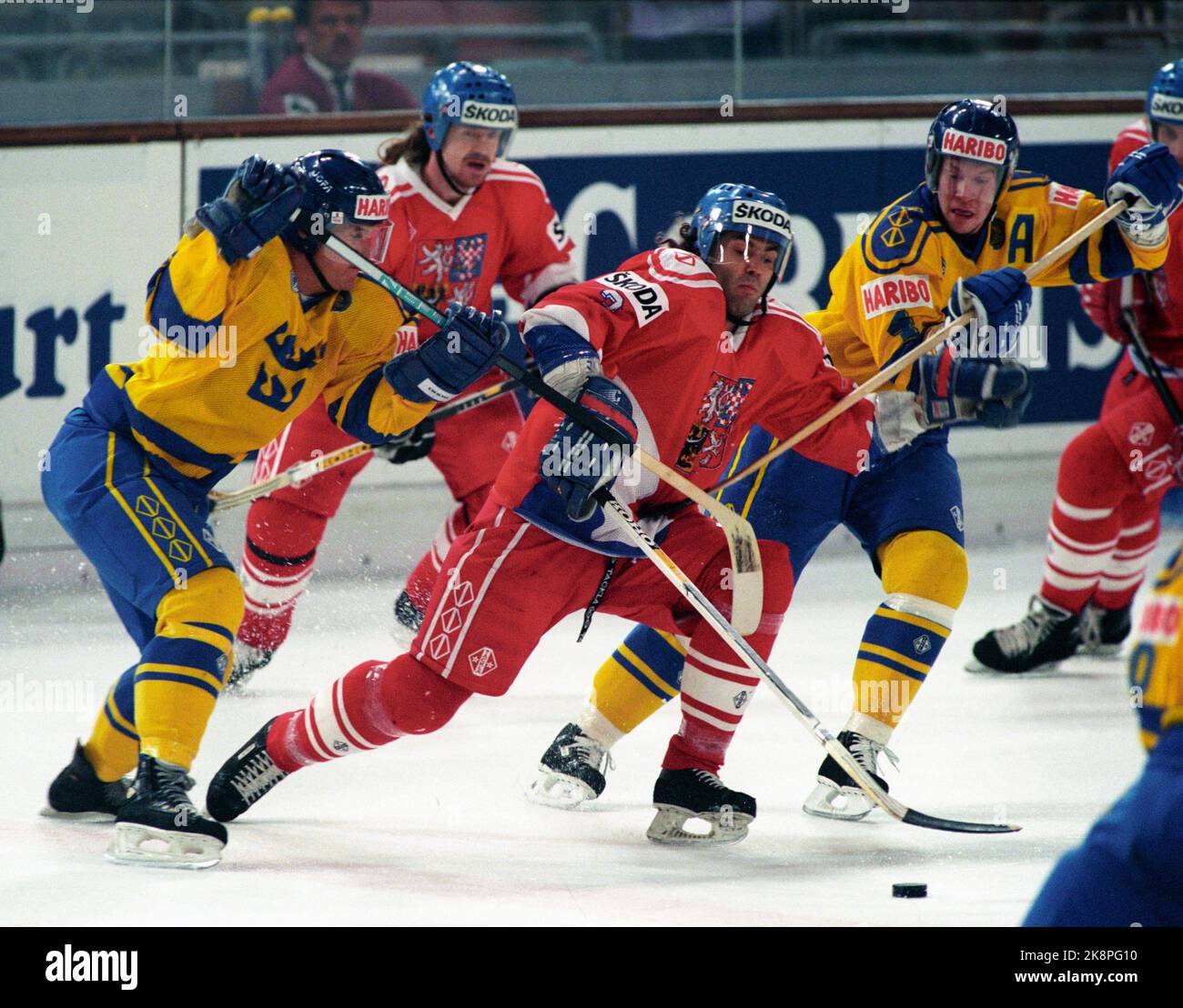 München Deutschland 19930430 A-Weltcup im Eishockey. Schweden / Tschechische Republik 4-3 nach „suddendem Tod“. Die Tschechische Republik wurde mit 4-3 geschlagen, da das erste Tor in der Extrarunde gewinnt. Schwedische und tschechische Spieler in Aktion. .. Foto. Calle Törnström / NTB / NTB Stockfoto