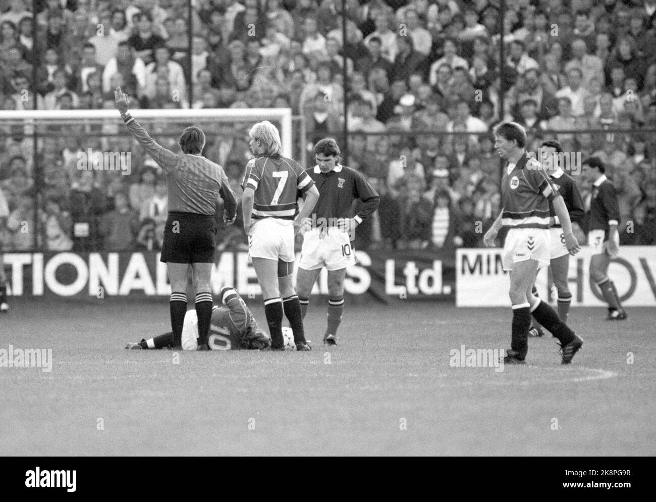 Oslo19880914. Fußball Norwegen - Schottland. Tom Sundby ist verletzt. Bild 3 von 5. Foto: Eystein Hanssen / NTB Stockfoto