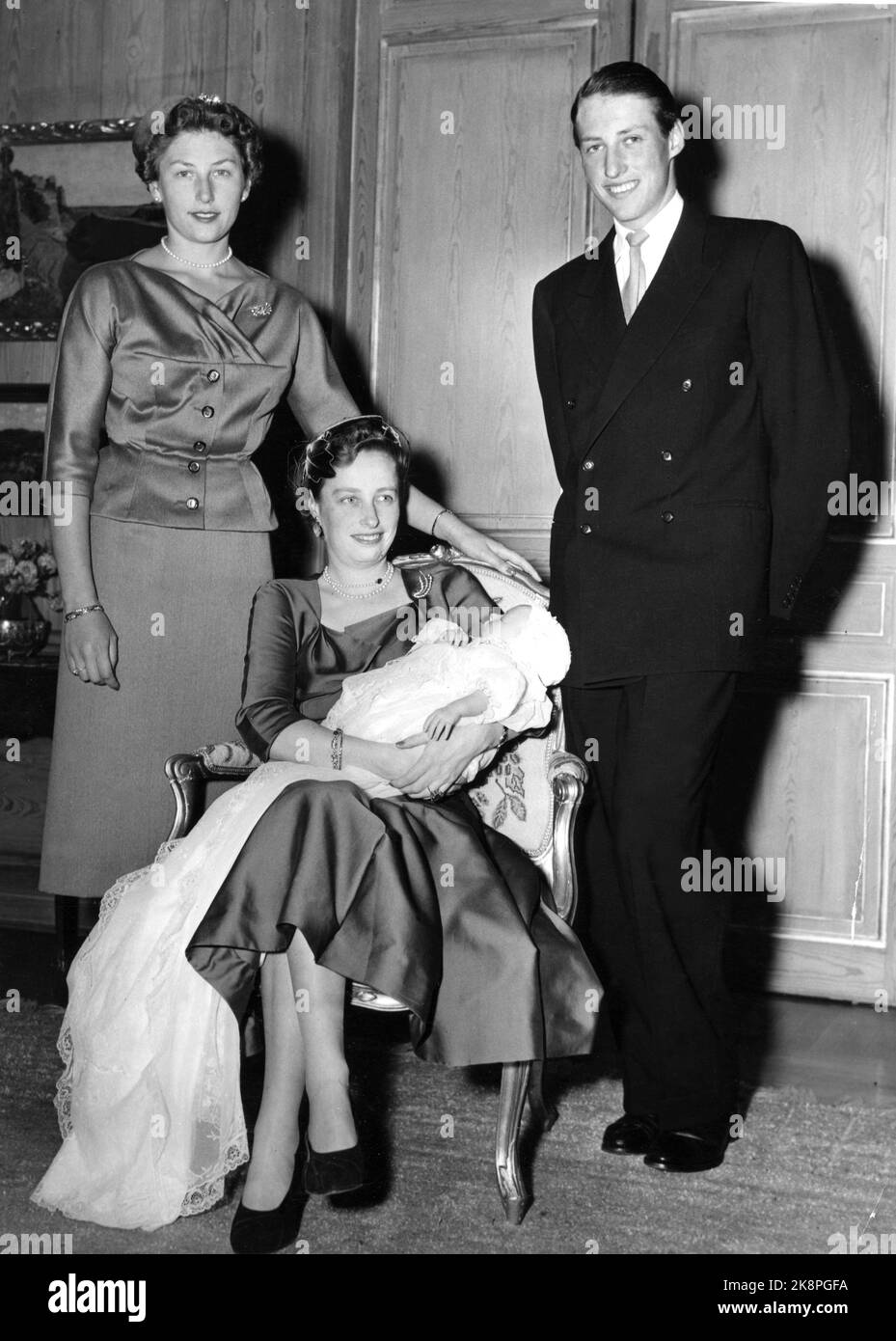 Asker 19540210. Prinsesse Ragnhild Og Erling Lorentzen bærer sitt ...