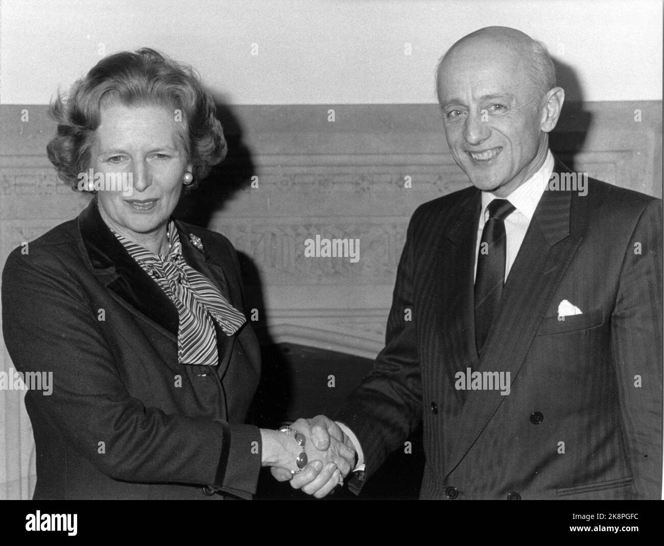 London, England 19851127 Premierminister Kåre Willoch führt politische Gespräche mit der britischen Premierministerin Margaret Thatcher. Hier grüßen die beiden zusammen im Unterhaus. Foto: Pro Løchen / NTB Stockfoto