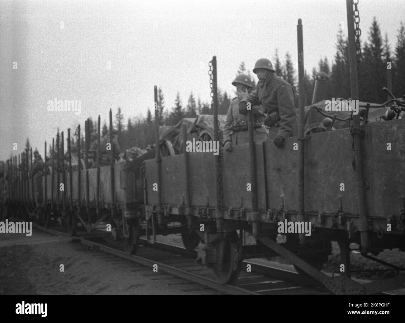19450510 Friedenstage 1945: Norwegische Polizisten, die in Schweden ausgebildet wurden, kommen mit dem Zug nach Hause. Einige von ihnen reisten in offenen Waggons zusammen mit verschiedenen Geräten .. FOTO: LYNAU / NTB / NTB Stockfoto