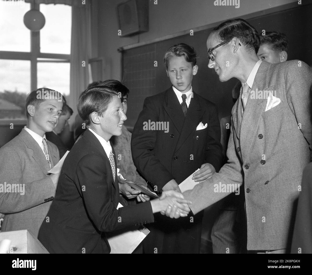 Oslo 19500617. Der letzte Schultag von Prinz Harald an der Smestad Grundschule. Hier sehen wir vom Ende an, wo Prinz Harald Auf Wiedersehen zu Lehrer Briseid sagt. Kronprinz Olav und Kronprinzessin Märtha waren ebenfalls anwesend. Foto: NTB Archive / NTB Stockfoto