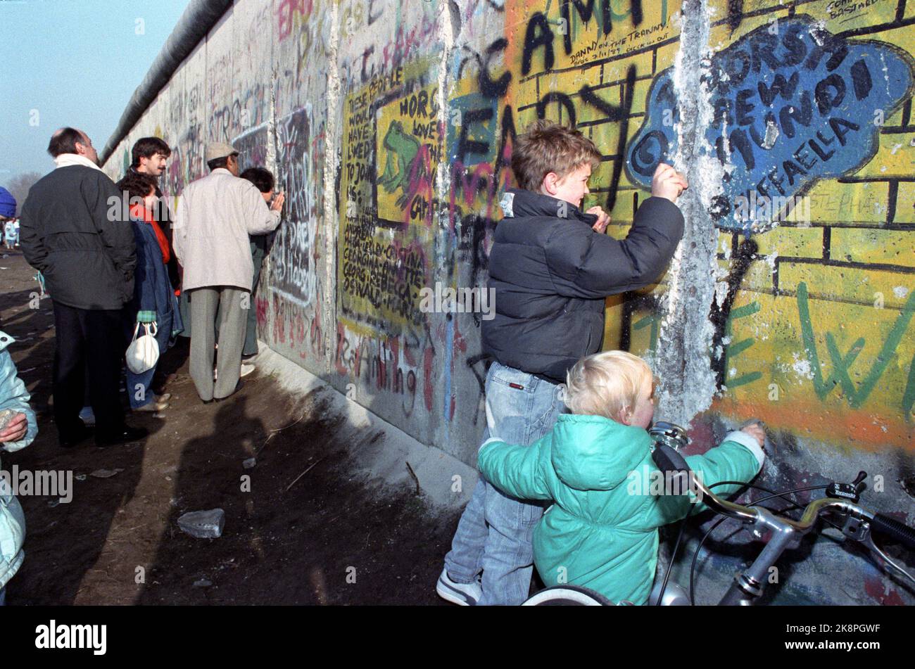 Berlin Deutschland 1989112 der Fall der Berliner Mauer: "Das ist das erste Mal, dass sie etwas zerstören dürfen", sagt der Vater von Patrick (12) und Xavier (2), die an der Wand hacken. Foto: Jørn H. Moen / NTB / NTB. Stockfoto