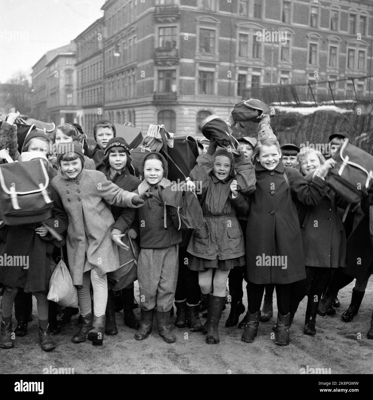 Oslo 19540315 Lehrerstreik: Die Lehrer, die für höhere Löhne streiken, gehen wieder an die Arbeit, und die Schulen in Oslo beginnen wieder. Hier glückliche Kinder vor einer Schule in Oslo. Foto: NTB / NTB Stockfoto