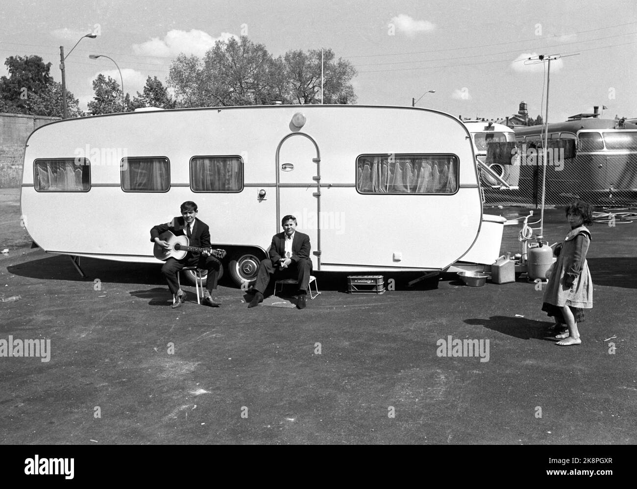 Oslo Juni 1968 Fast einhundert Zigeuner kamen im Frühjahr 1968 nach Oslo. Sie erhielten einen Platz auf dem Gasplot in Oslo East. Jeden Tag gibt es Menschen, die sie anschauen wollen. Kinder spielen vor einem Wohnwagen, wo zwei Erwachsene sind. Ein Mann spielt Gitarre. Foto: Sverre A. Børretzen / Aktuell / NTB Stockfoto