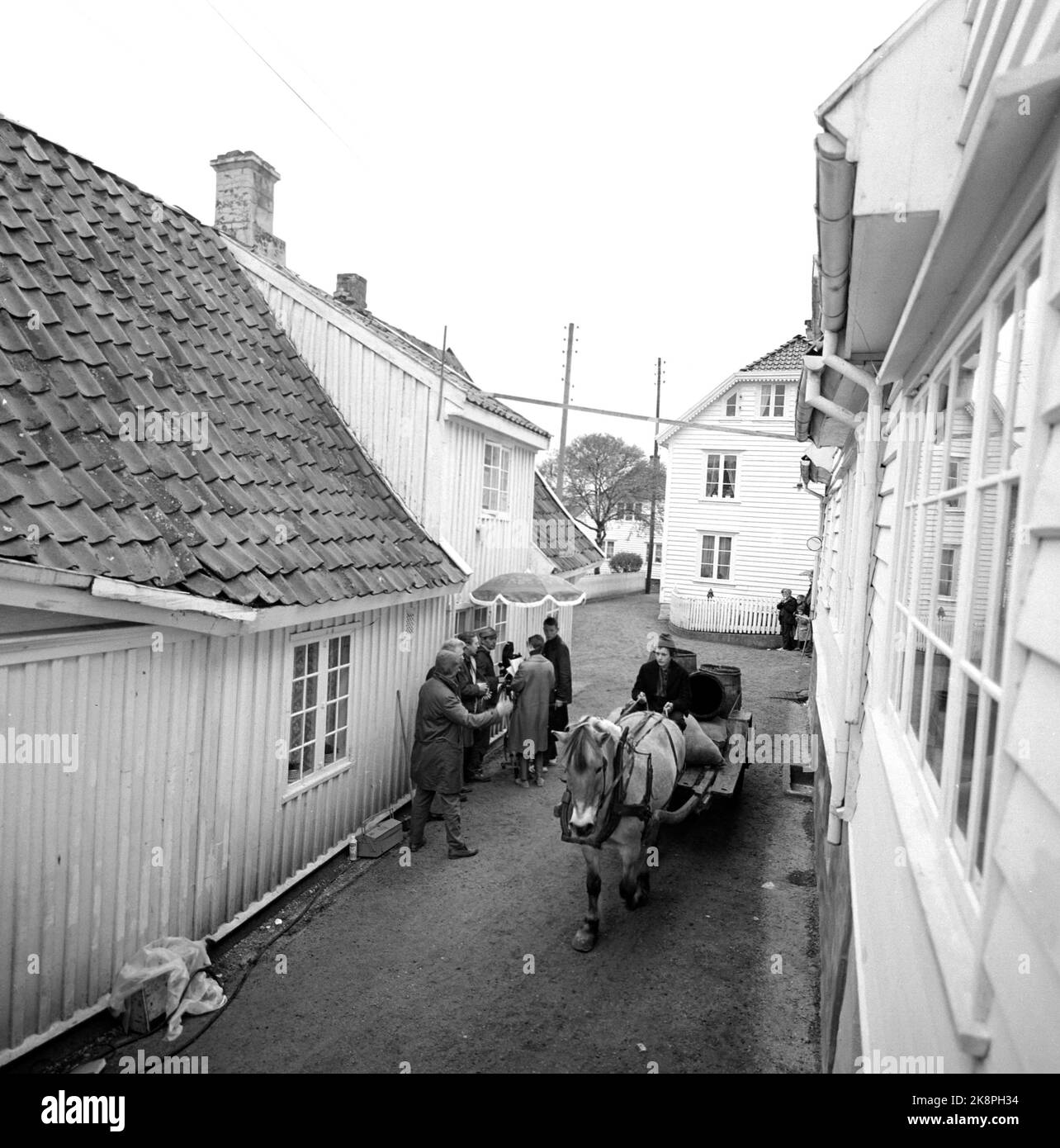 Skudeneshavn Juni 1967. Die Dreharbeiten zu „Skipper schlechter“ wurden in „Søragadå“ in Skudeneshavn gedreht, wo alte Bauernhäuser und seeleute aus dem 18.. Jahrhundert zu sehen sind, die bis heute nicht mehr unberührt sind. Das Fernsehtheater wird fünf Stunden Film über Skipper schlechter senden. Hier sehen wir Pferde mit Karren, die mit Fässern beladen sind, durch die engen Straßen fahren. Foto: Sverre A. Børretzen / Aktuell / NTB Stockfoto