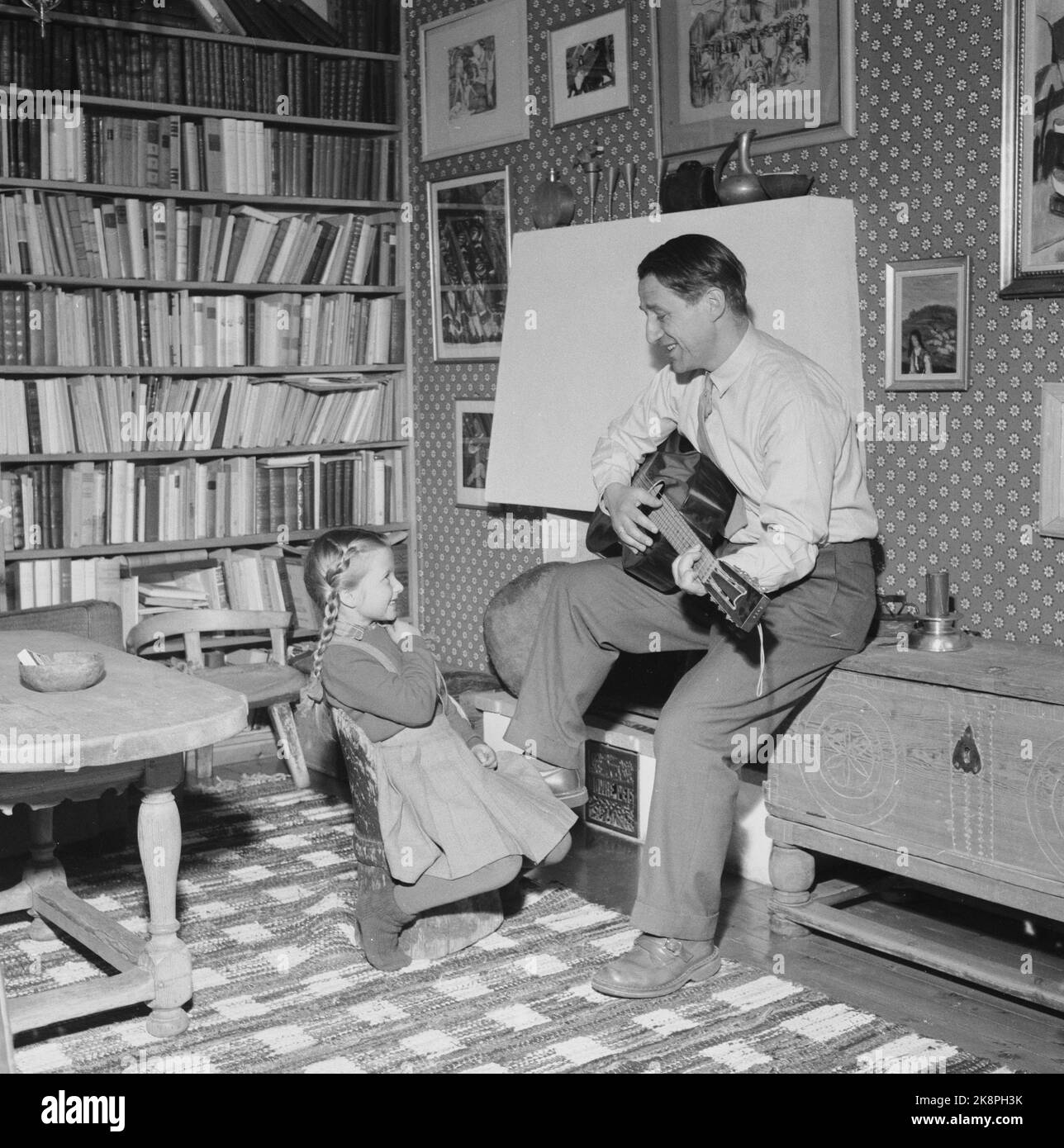 Oslo 19550401. Autorin Thorbjørn Egner spielt Gitarre mit Tochter Marit in der Künstlerkolonie Ekely. Foto: NTB Archive / NTB Stockfoto