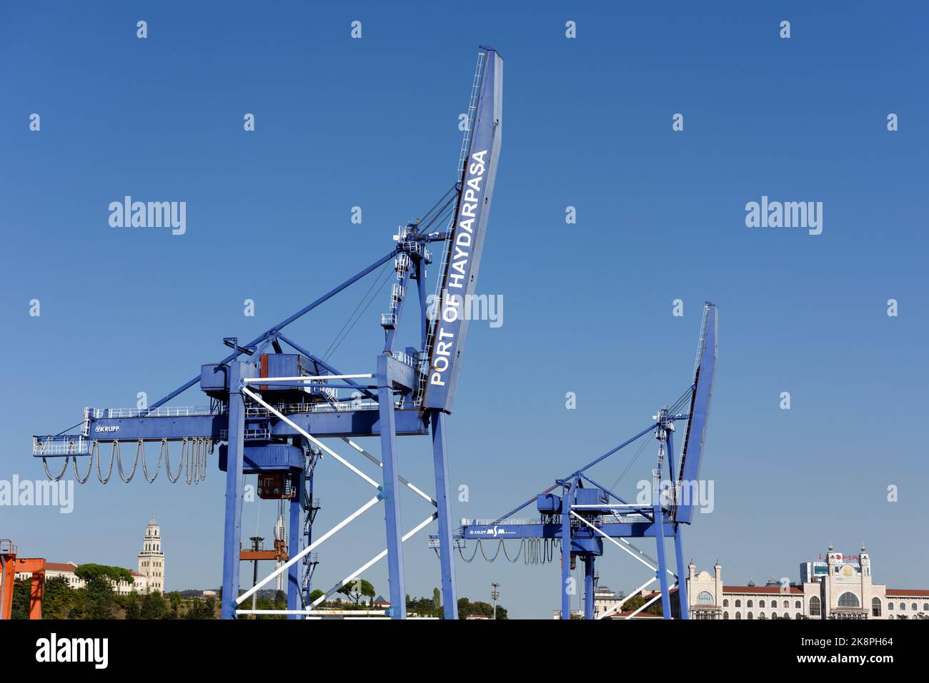 ISTANBUL, TÜRKEI - 25. SEPTEMBER 2022: Haydarpasa Hafen und Container Terminal in Kadikoy Seaside in Istanbul, Türkei. Terminal ist der wichtigste Handelshafen in Stockfoto