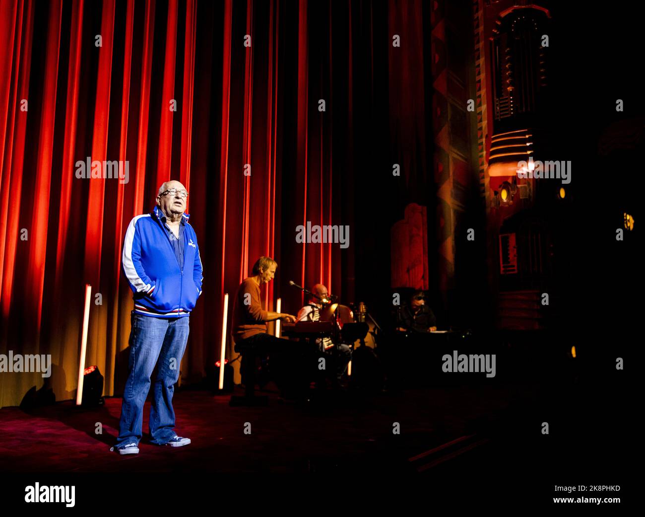 2022-10-24 17:02:34 AMSTERDAM - Comedian Youp van 't Hek während der Probe im Royal Theatre Tuschinski. Der 68-jährige Van 't Hek präsentiert seine Abschiedsvorstellung De Laatste Ronde! Zwei Abende im Kino. ANP SEM VAN DER WAL niederlande Out - belgien Out Stockfoto