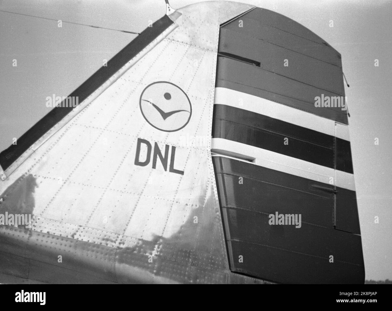 Oslo 19461002: Flughafen Fornebu. Die Eröffnung der Flugstrecke Paris-Oslo. Flüge von Norwegian Air Lines/Det Norske Aviation Company A/S (DNL). Der Flugschwanz in den norwegischen Farben rot, weiß und blau sowie beschriftet DNL/Det Norske Aviation Company. Die Norwegian Aviation Company (DNL) war bis 1948 die nationale Fluggesellschaft Norwegens und eines der Unternehmen, das sich zu der heutigen SAS (Stand 2014) zusammengeschlossen hat.NTB Stock Photo: W. Lundberg / NTB Stockfoto