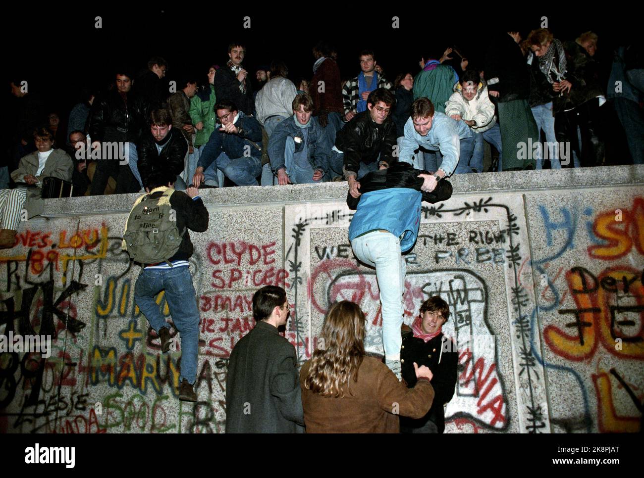 Berlin, Deutschland 19891110 Fall der Berliner Mauer: Am Freitagabend krochen Tausende Menschen die Mauer am Brandenburger Tor in Vest-Berlin hinauf. .. Foto von Jugendlichen, die die Wand hochklettern. Foto: Jørn H. Moen / NTB gescannt in 60 MB Stockfoto