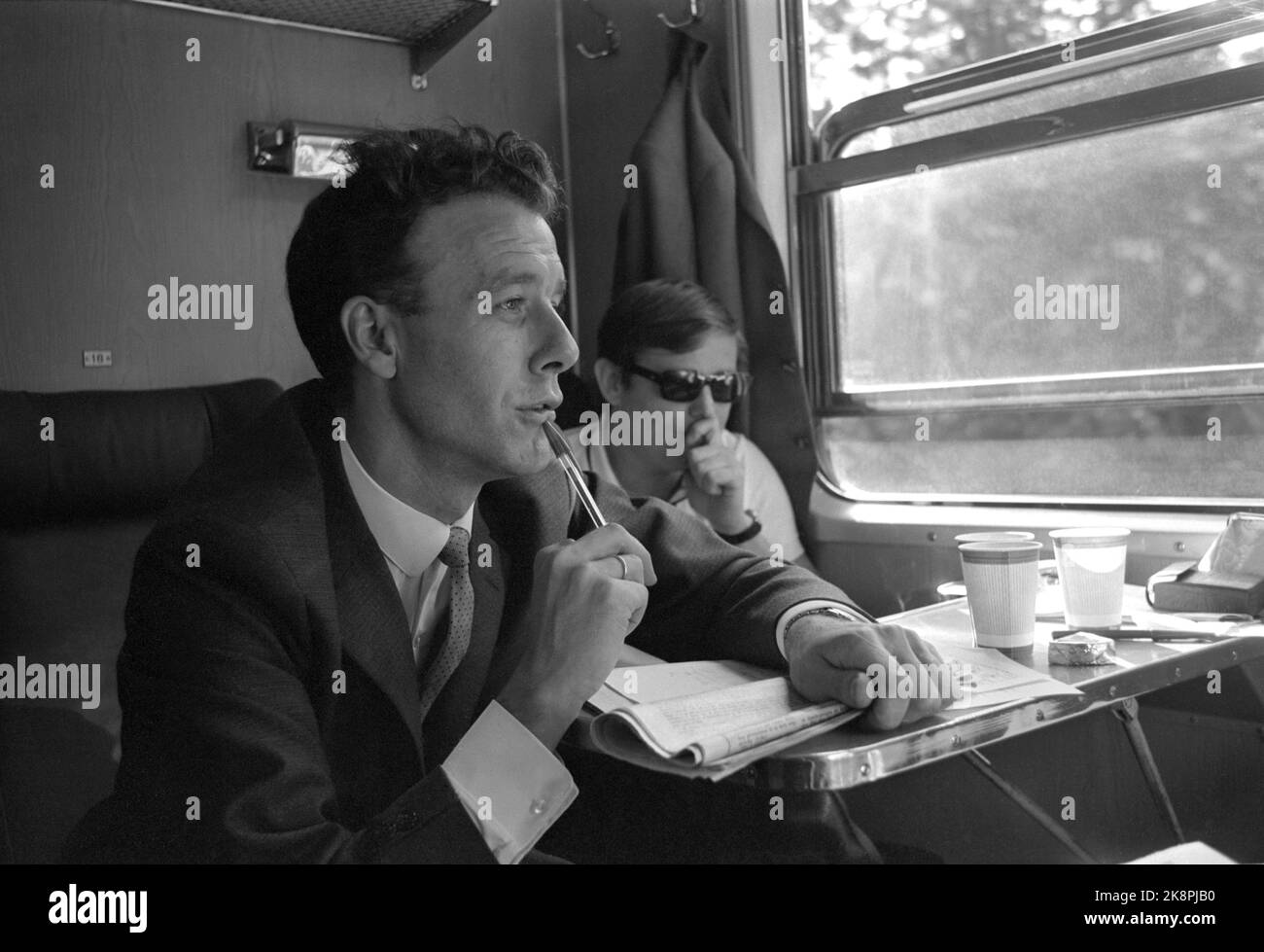 Oslo - Lillehammer, September 1969. Wahlkampf auf Skinner - vgs wählte Züge vom Rathausplatz in Oslo und mit Lillehammer als Endpunkt, September 1969. Politiker aller Parteien nahmen an dem gewählten Zug Teil. Håkon Kyllingmark, Reiulf Steen, Reidar T. Larsen, Helge Seip, Halfdan Hegtun. Rolv Wesenlund wurde als Entertainment-Programm aufgenommen und vertrat die fiktive „Our Party“ (VP). Das Bild: Reiulf Steen und Tore Linne Eriksen (t.h.) der Labour Party. Foto: Sverre A. Børretzen / Aktuell / NTB Stockfoto