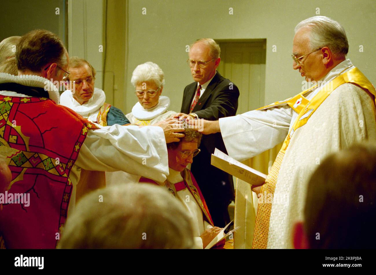 Hamar 19930520: Diözese Norwegens erste Bischofin. Hamars neuer Bischof Rosemarie Köhn wird von Bischof Andreas Aarflot (an H.), dem Primas der norwegischen Kirche, in der Hamar-Kathedrale eingeweiht. Foto: Bjørn Sigurdsøn Stockfoto
