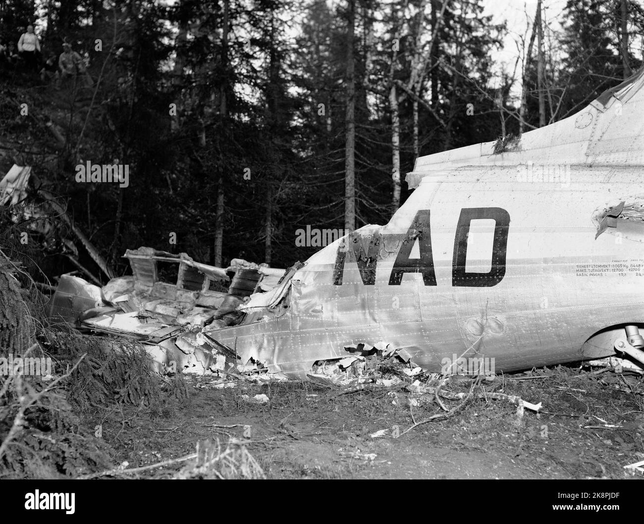 Drangedal 19520505 11 Menschen starben, als eines der Dakota-Flugzeuge von Fred Olsen mit 25 Walfängern in Drangedal auf dem Heimweg von Amsterdam abstürzte. Die Luftfahrtinspektion ging davon aus, dass atmosphärische Störungen aufgrund eines Atomtests in den Vereinigten Staaten die Ursache des Flugzeugabsturzes sein könnten. Hier ein Teil des Flugzeugs im Wald bei Drangedal. Foto: NTB / NTB Stockfoto