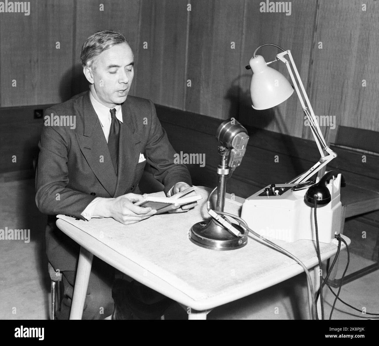 Oslo 19480103 der Kurzwellensender in Fredrikstad wird in Betrieb genommen. Hier die Eröffnung der ausländischen Sendung im ​​premises von NRK in Oslo. Schauspieler Alfred Maurstad am Mikrofon. Foto: Svensson / NTB / NTB Stockfoto
