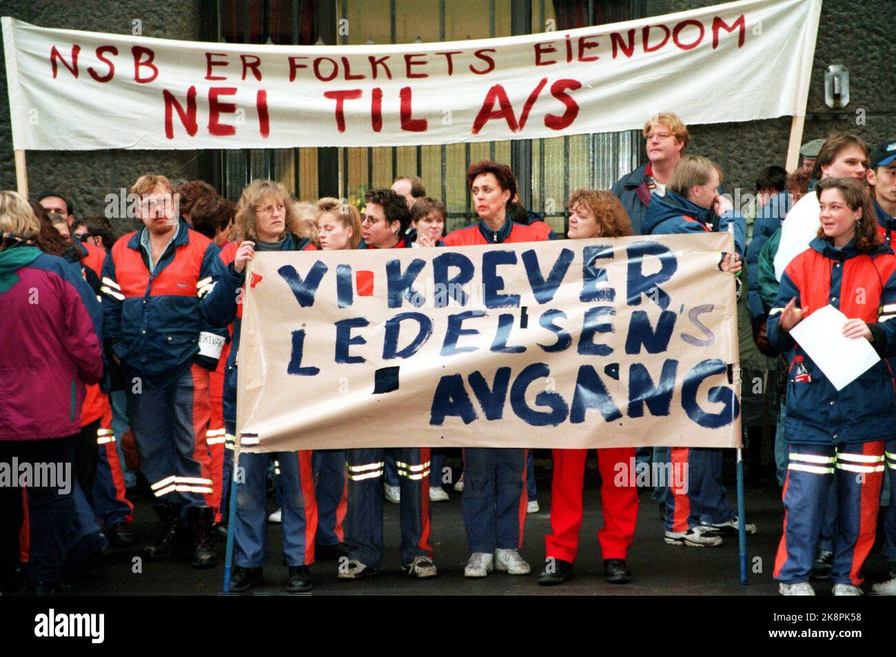Oslo. Unruhen in NSB. Der Vorsitzende Arne Rettedal ist für die Privatisierung von Teilen des Unternehmensbetriebs bestimmt. Und der Executive Vice President Kristian Rambjør wird drei Direktoren der Gruppe eine Lohnerhöhung von je 50 bis 10.000 NOK gewähren, während mehrere hundert Mitarbeiter aus Sparerlösen gekündigt werden sollen. Picture: Streikende Werkstattmitarbeiter in NSB forderten den Abzug der NSB-Geschäftsleitung und Nein zu A/S während ihrer Aktion vor der Hauptverwaltung der NSB. Foto: Gunnar Lier Stockfoto
