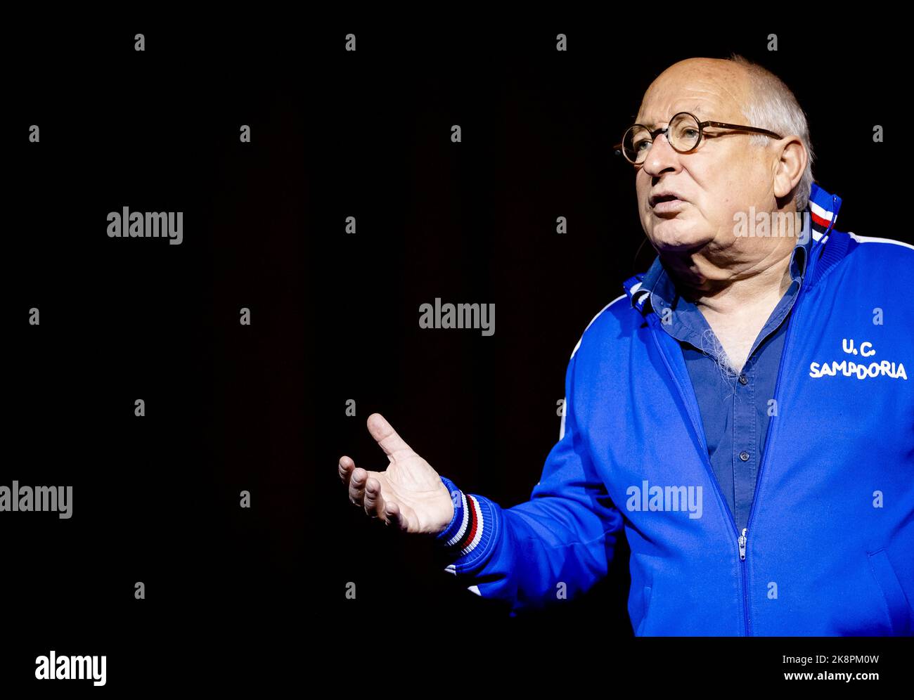 2022-10-24 17:11:52 AMSTERDAM - Comedian Youp van 't Hek während der Probe im Royal Theatre Tuschinski. Der 68-jährige Van 't Hek präsentiert seine Abschiedsvorstellung De Laatste Ronde! Zwei Abende im Kino. ANP SEM VAN DER WAL niederlande Out - belgien Out Stockfoto