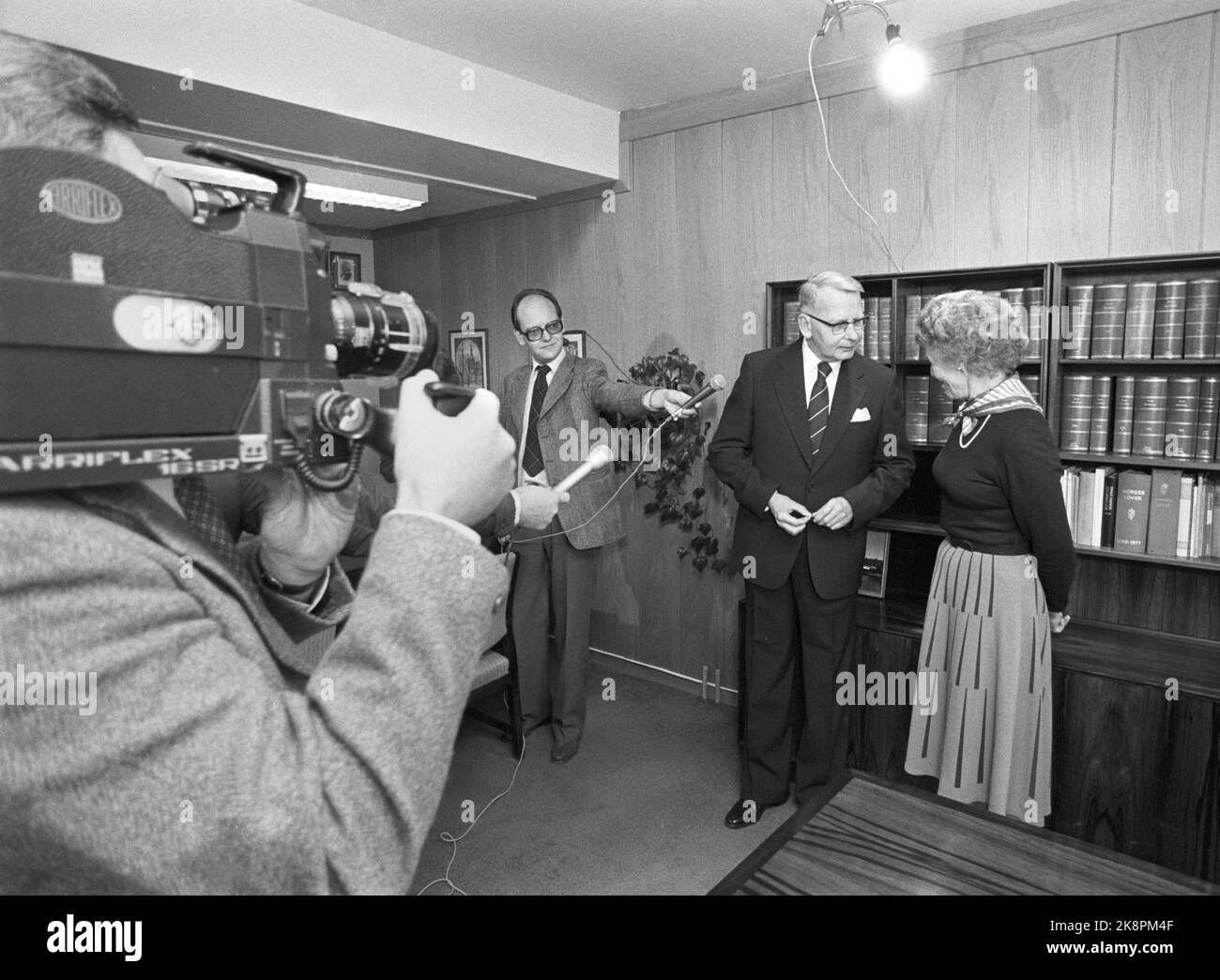 Oslo 19791009. Wechsel im Justizministerium. Andreas Cappelen (AP) nimmt einen Platz im Vorsitz des Justizministers ein und wird von seiner Vorgängerin Inger Louise Valle (AP) an seiner Stelle gezeigt, die kurz darauf sogar die Leitung des Ministerrates für Kommunalverwaltung und Arbeit übernahm. Foto: Vidar Knai NTB Stockfoto