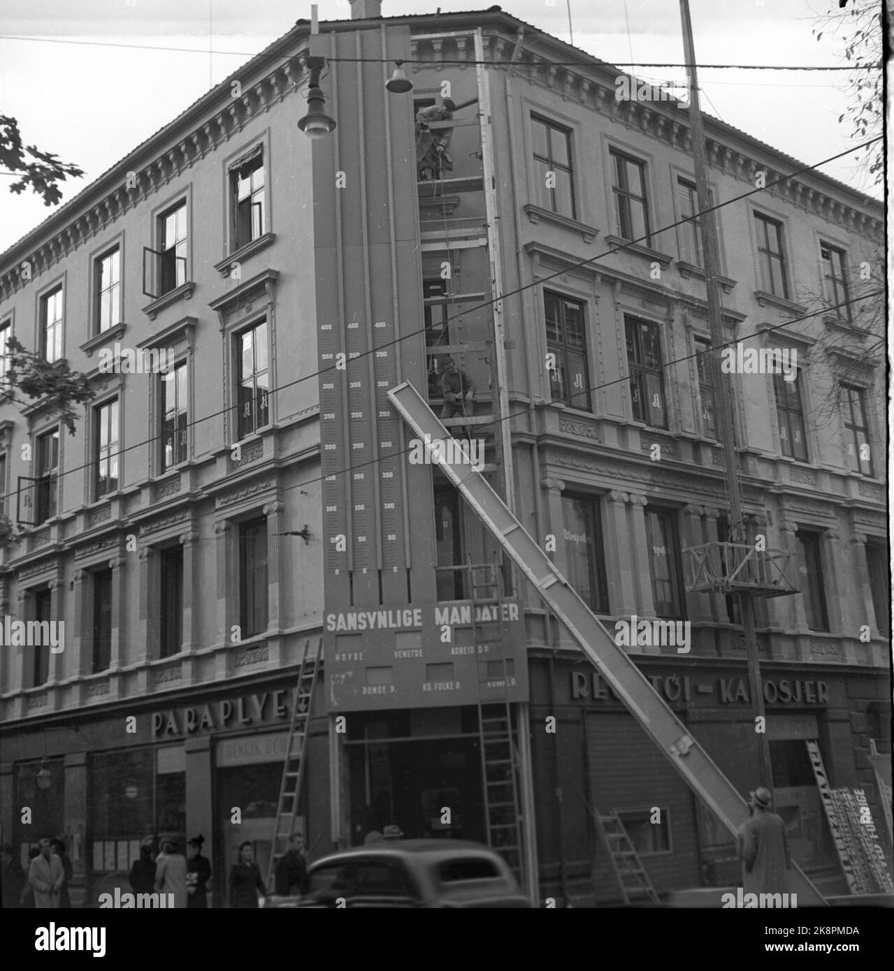 Oslo 19451007 die Parlamentswahlen: An der Hauswand des Gebäudes von Aftenposten ist ein Wahlbarometer angebracht. Dies hält die Menschen auf dem Laufenden über die Wahlen während der Zählung ging. Foto: NTB / NTB Stockfoto