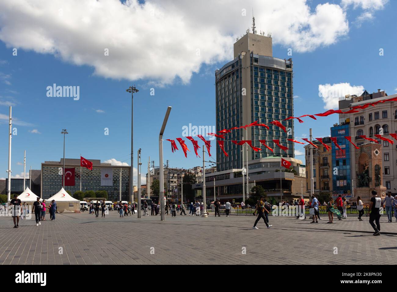 Blick auf die Menschen, die auf dem Taksim-Platz in Istanbul spazieren gehen. Es ist ein sonniger Sommertag. Stockfoto