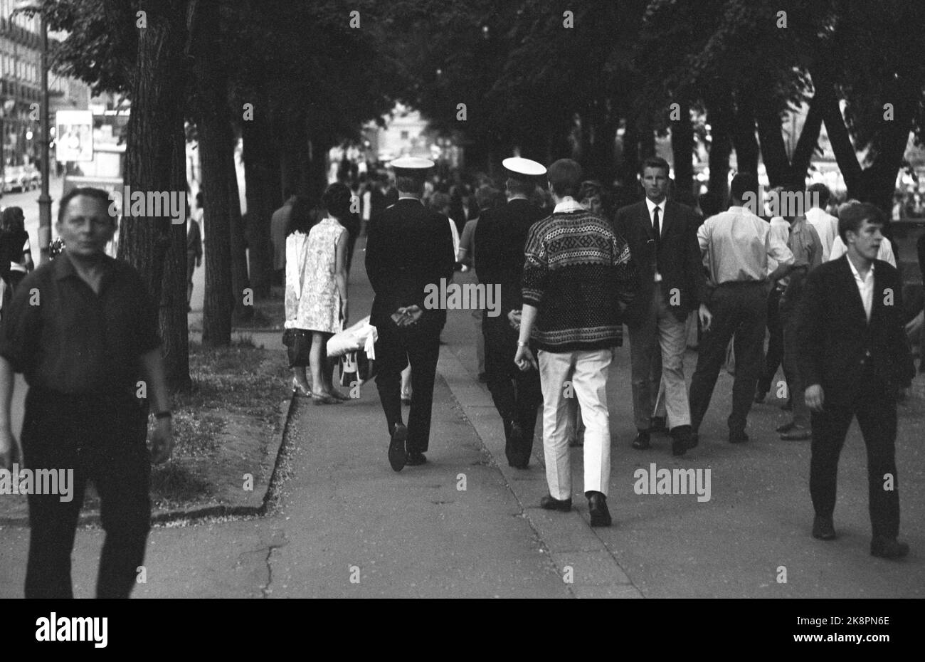 Oslo 28. Juni 1969. Karl Johansgate an einem heißen Sommertag in Oslo. Hier sind zwei Polizisten, die an dem Studenten vorbeigehen. Foto: Per Ervik / Current / NTB Stockfoto