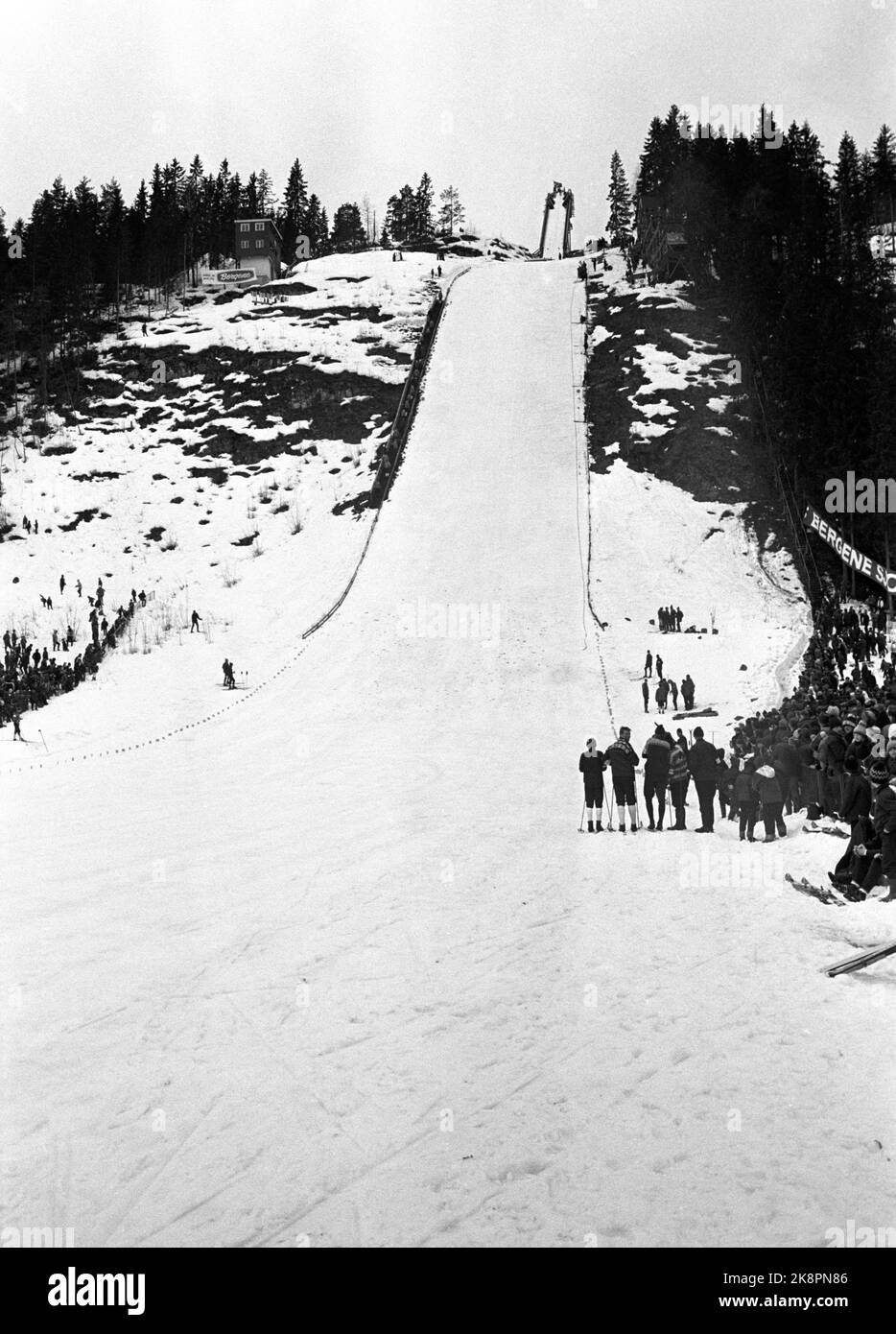 Bærum, Skuibakken 19670402. Der Sprunghügel. Sport in Sportbekleidung. Nikkers. Foto: NTB Stockfoto