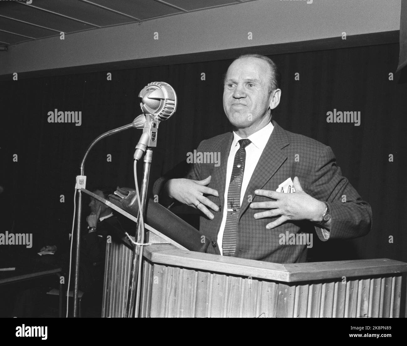 Drammen 19620331. Bruder Aage Samuelsen von Maran ATA und Autor Arnulf Øverland aus der Höhle, der seinen Unglauben verteidigen und die drei Artikel von Ungläubigen diskutieren wird 1. Kein Gott hat die Welt erschaffen, 2. Kein Gott ist um meinetwillen tot, 3. Es gibt kein Leben nach dem Tod. 1000 Personen saßen im Raum, genauso viele waren draußen. Das Diskussionstreffen wurde zu einem Gebetstreffen, wenn Samuelsen spricht. Hier ist ein begeisterter samuelsen auf der Kanzel mit der Bibel, der sein privates Gebetstreffen abhielt. Mikrofone. Foto: Ivar Aaserud Current / NTB Stockfoto
