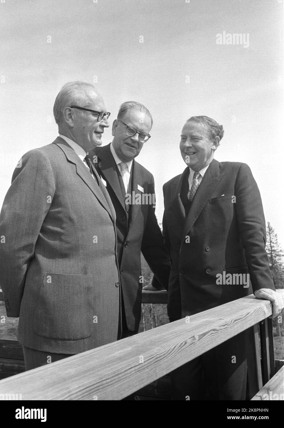 Oslo 19620609. Die Labour Party war Gastgeber, als die sozialistische Internationale ihre ratssitzung in Voksenåsen veranstaltete. Die Unterstützung von 200.000 streikenden Arbeitern in Spanien und der enge Kontakt mit den neuen Staaten Afrikas und Asiens sind wichtige Aufgaben für den demokratischen Sozialismus. Die Schifffahrt aus 26 Ländern traf sich in Voksenåsen. Hier während der Pause während der Debatte ( Foto: Ivar Aaserud Current / NTB. Stockfoto