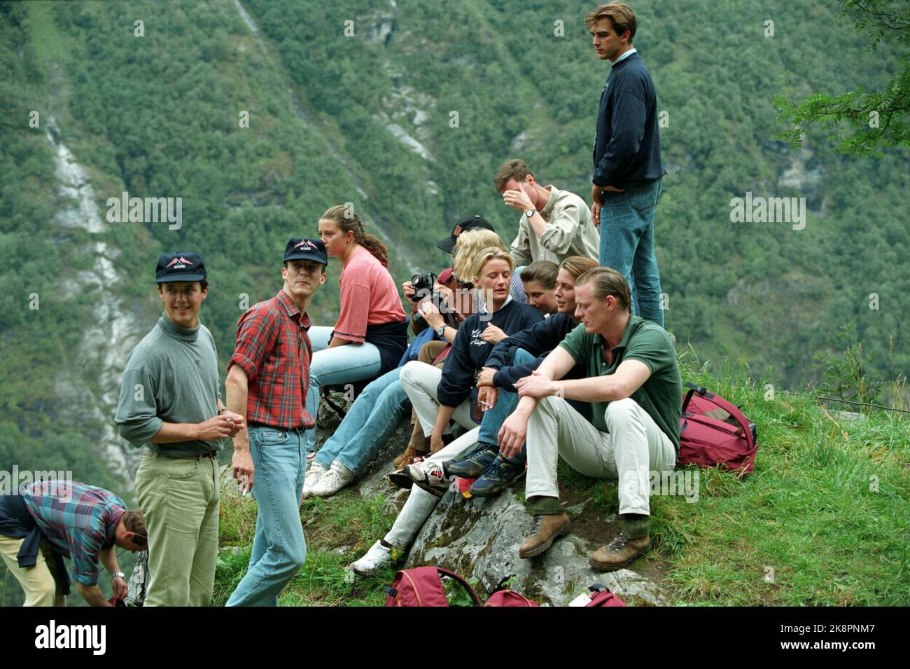 Vestlandet, 199308: SILVERCRUISE. VESTLANDSTUREN. DET NORSKE KONGEPARET, DRONNING SONJA OG KONG HARALD, ARRANGERER CRUISE PÅ VESTLANDET I ANLEDNING SITZ SØLVBRYLLUP. Bildet: Bildet: Skageflå ved Geirangerfjorden. Det kongelige følge går i Land ved Geirangerfjord. Dernest fulgte en lengre fottur opp til platået ved Skageflå. Her de kongelige ungdommene før lunsjen på Skageflå. Helt til v. de danske prinsene Frederik Og Joachim. I den sittene gruppen BL.a. prinsesse Alexia AV Hellas, prinsessene Sophie Og Astrad Ullens de Schooten Og prinsesse Märtha Louise. Helt bakerst sitter prins Guillau Stockfoto