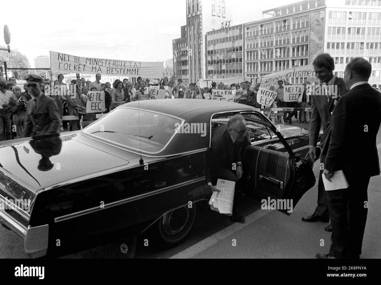 Oslo 19710722 der französische Außenminister Maurice Schumann kommt nach Oslo, um mit norwegischen Politikern die Fragen der EWG/EG zu diskutieren. Hier kommt Scumann zu einem Treffen. Er wird von Demonstranten getroffen, die gegen die EWG demonstrieren. Auf den Postern steht: "Nein zum Ministerstaat, die Menschen müssen entscheiden" und "Nein zur EWG" Foto: NTB / NTB Stockfoto