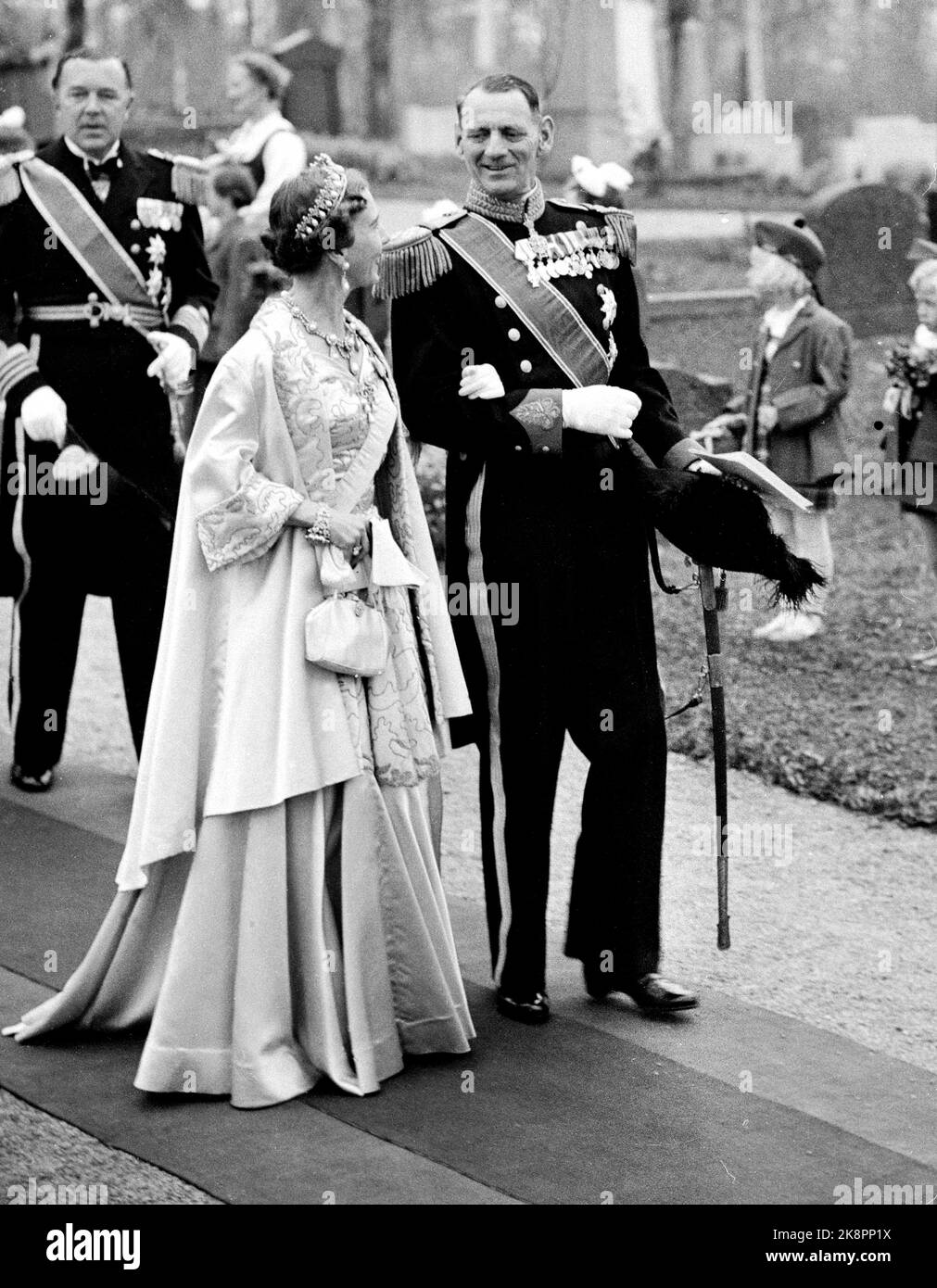 Asker 19530515. Am Hochzeitstag von Prinzessin Ragnhild und Reeder Erling Lorentzen gab es ein großes Volksfest, als sie in der Asker Kirche heirateten. Hier sehen wir König Frederik von Dänemark in Admiralsuniform und Königin Ingrid mit einem langen Gesellschaftskleid und Umhang auf dem Weg aus der Asker Kirche nach der Hochzeit. Lächelnd. Foto: SV. A. Børretzen / Strom Stockfoto