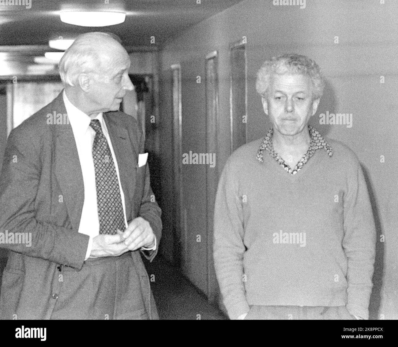 Oslo 19790327. Die Schauspieler streiken, nachdem die norwegische Schauspielervereinigung im März 1979 beschließt, Streiks an allen öffentlichen Theatern des Landes durchzuführen. Das Foto: Der Theaterdirektor des Nationaltheaters Toralv Maurstad und der Vorsitzende des Nationaltheaters Jens Chr. Hauge, fotografiert vor dem Arbeitsgericht in Verbindung mit den Parteien des Akteurskonflikts, stimmte einem Vorschlag für eine legale Abstimmung zu. Dann war der Streik zwei Wochen lang gewesen. Foto: Henrik Laurvik / NTB Stockfoto